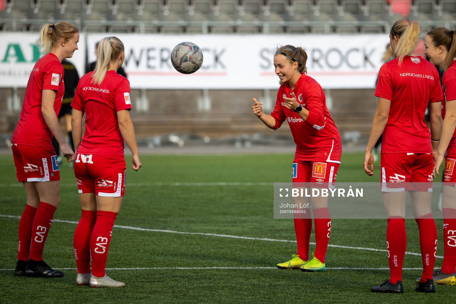 Örebros Heidi Kollanen värmer upp innan fotbollsmatchen i