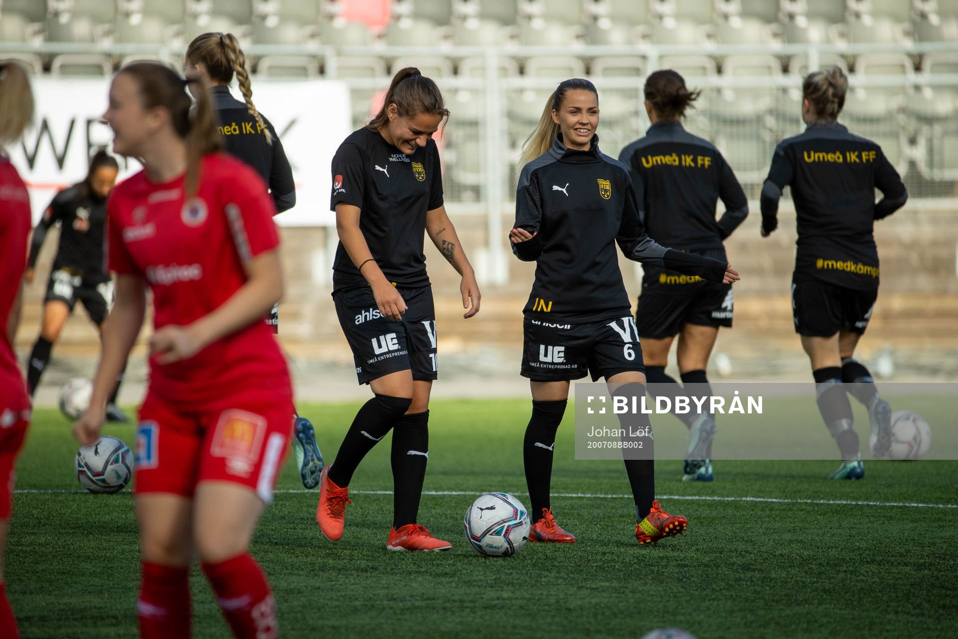 Umeås Sarah Mellouk och Johanna Nyman innan