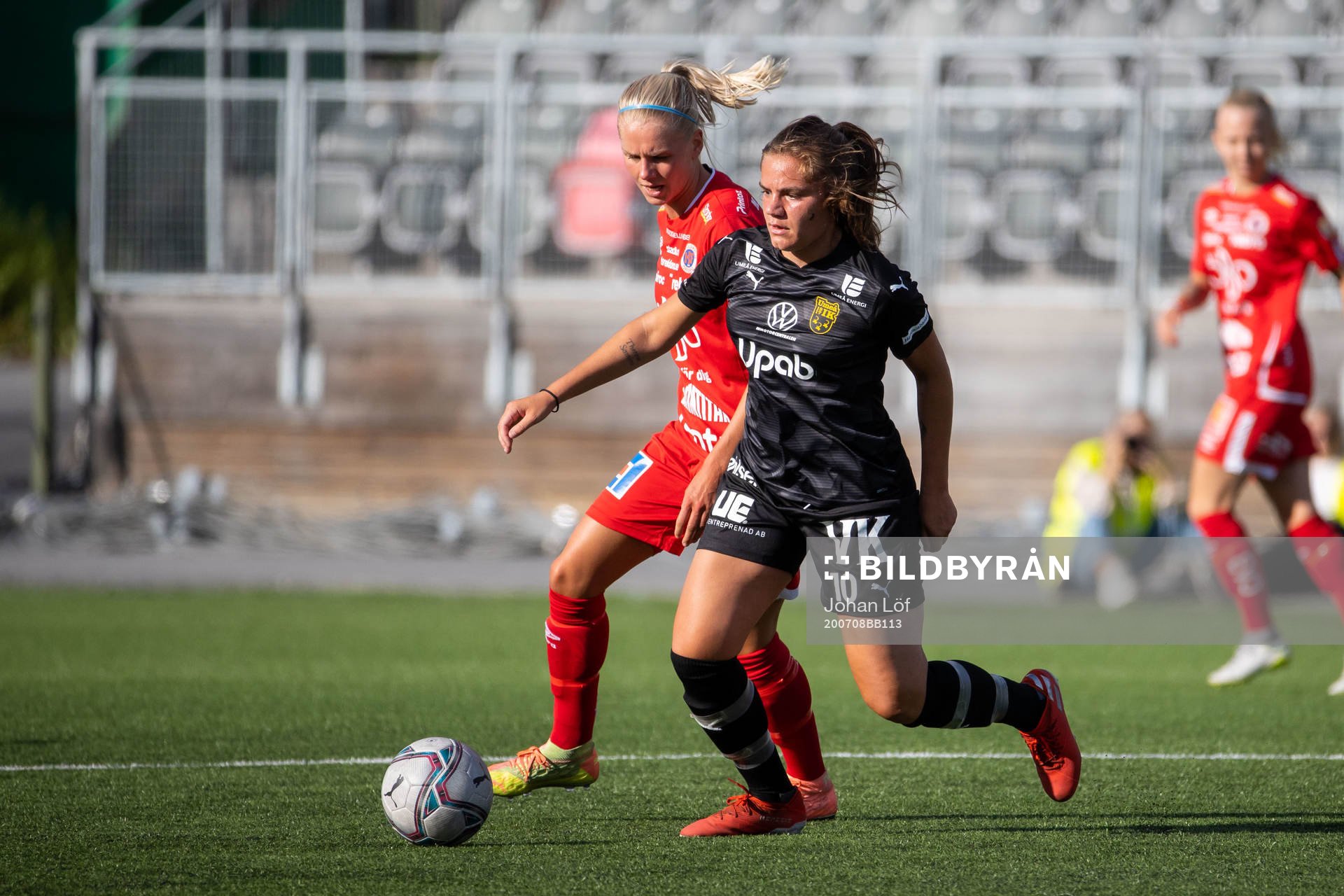 Örebros Nellie Lilja jagar Umeås Sarah Mellouk