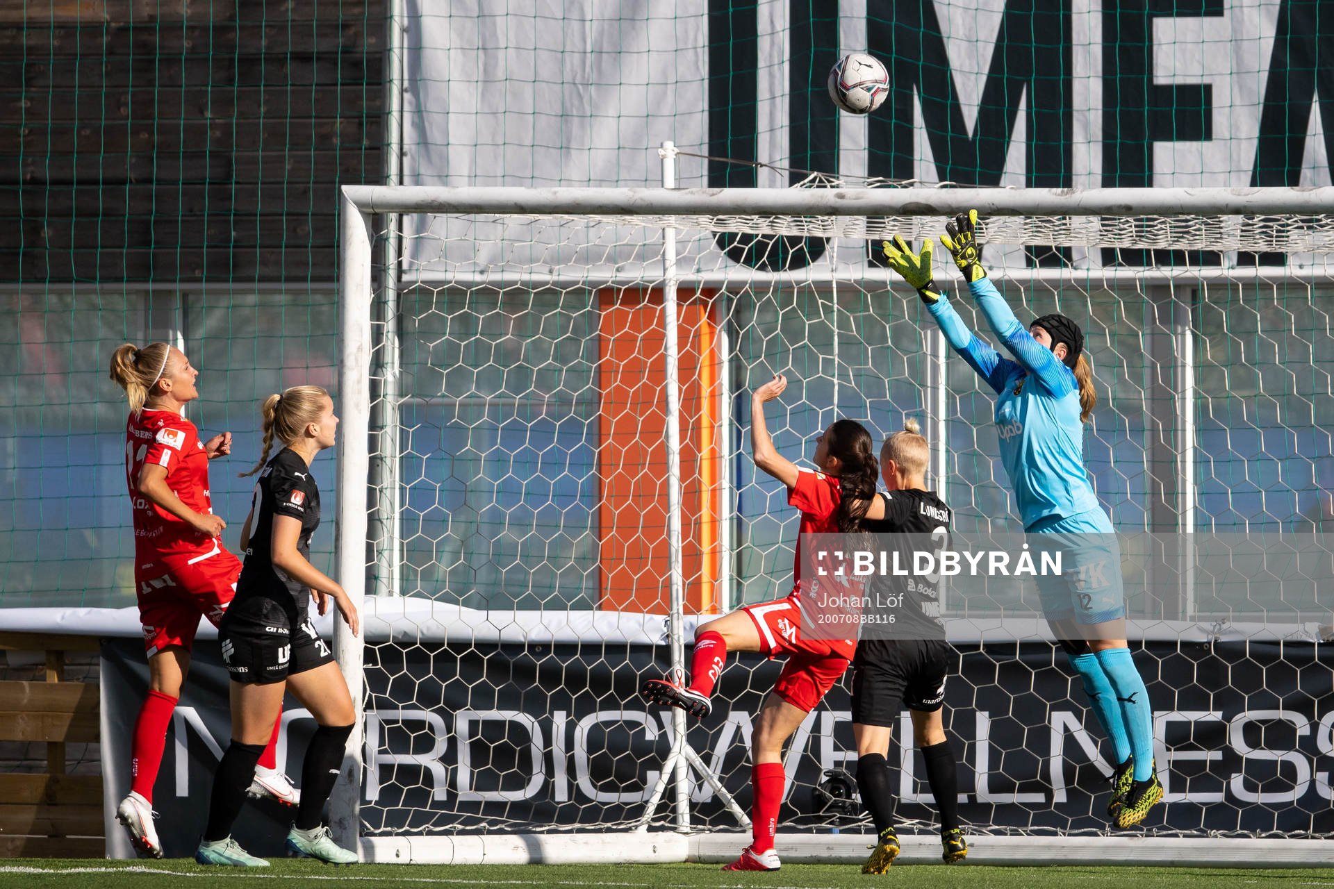 Umeås målvakt Annina Wede under fotbollsmatchen i Damallsvenskan mellan Umeå och Örebro den 8 juli 2020 i Umeå.