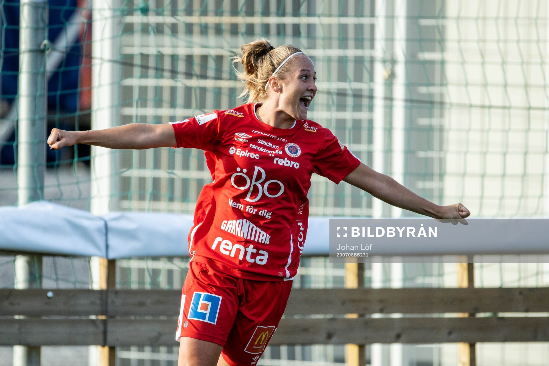 Örebros Karin Lundin jublar efter 0-2 under fotbollsmatchen i Damallsvenskan mellan Umeå och Örebro den 8 juli 2020 i Umeå.
