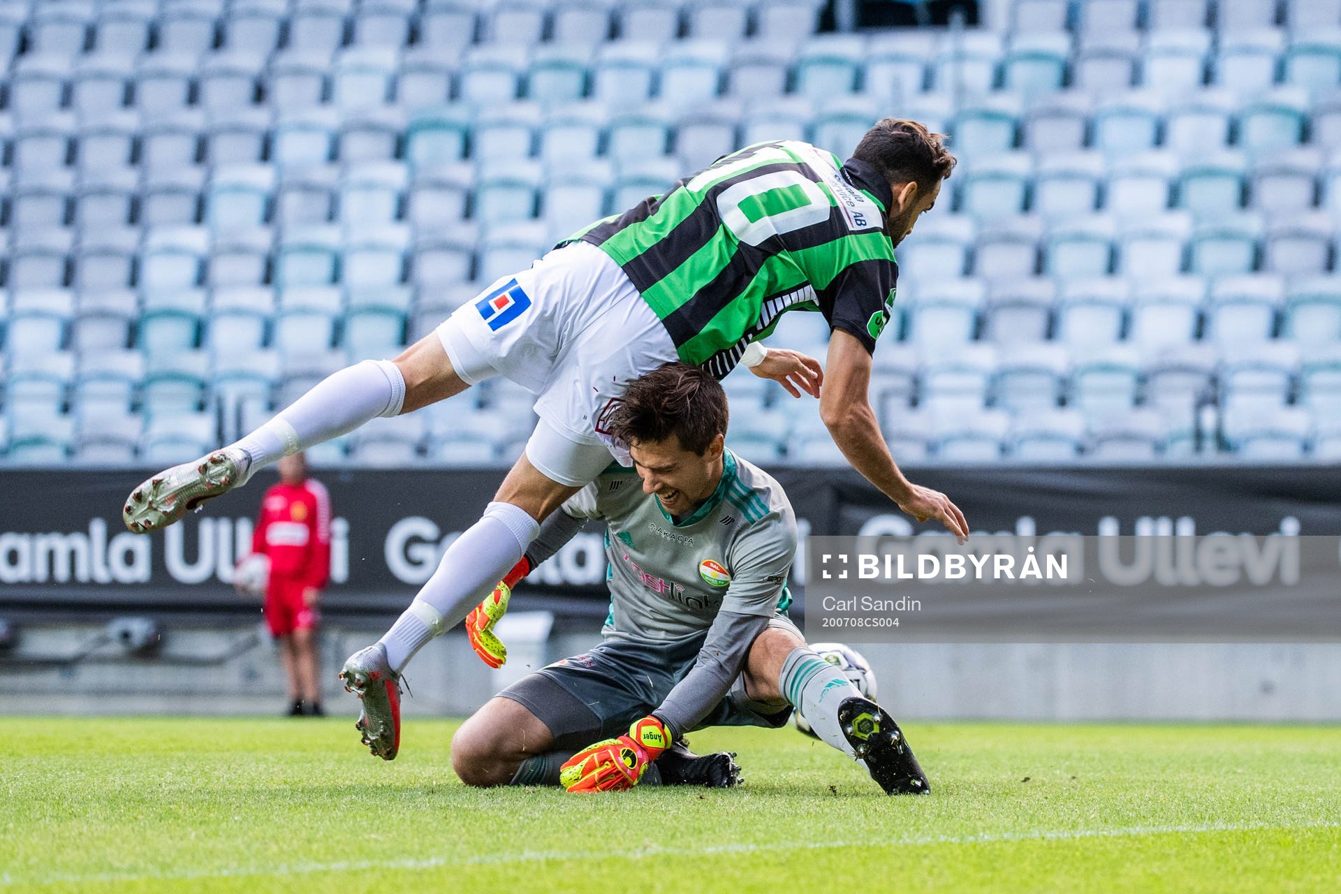 GAIS Mervan Celik och Dalkurds målvakt Filip Anger