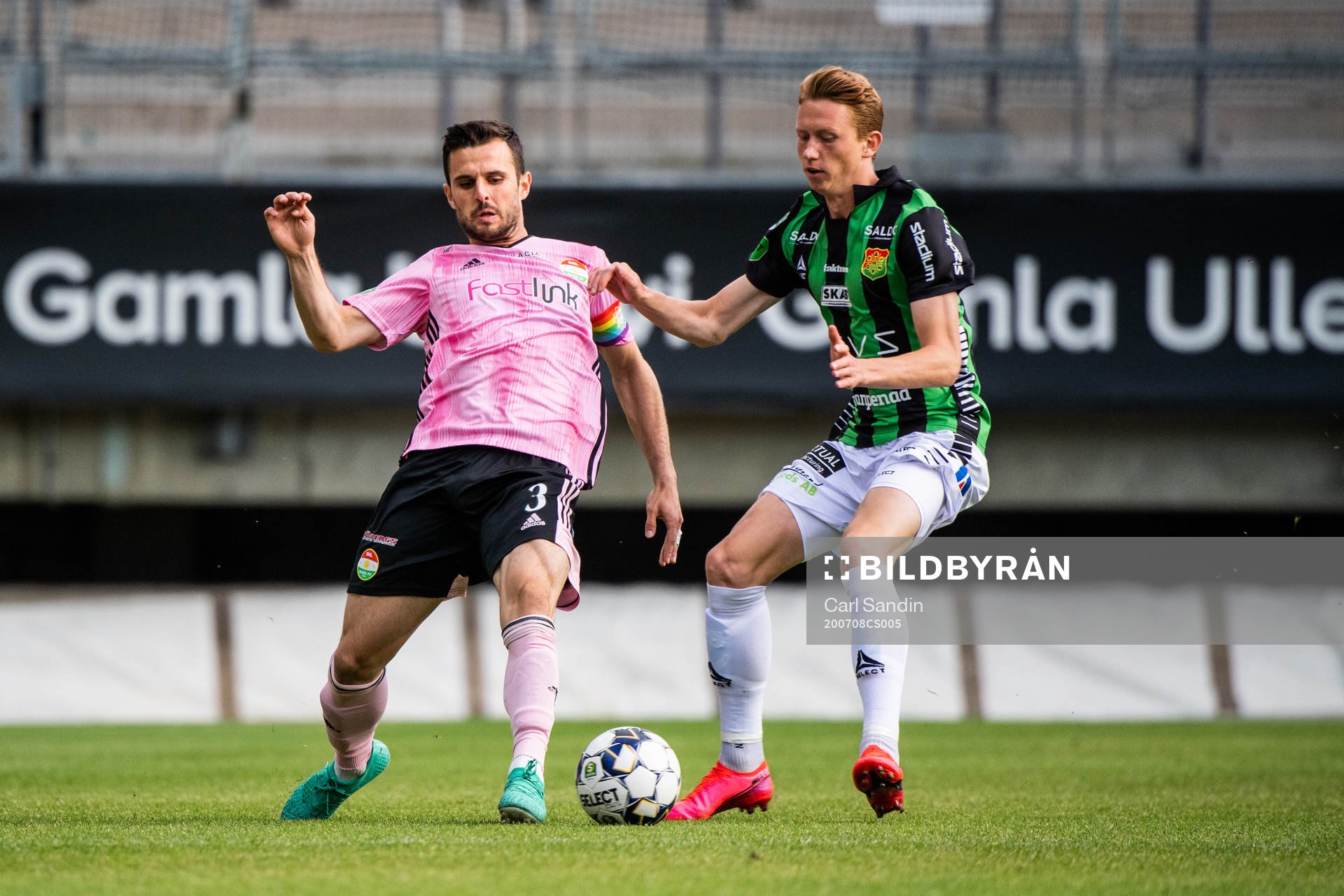 Dalkurds Kadir Hodzic och GAIS Julius Lindberg under fotbollsmatchen i Superettan  mellan GAIS och Dalkurd den 8 juli 2020 i Göteborg.