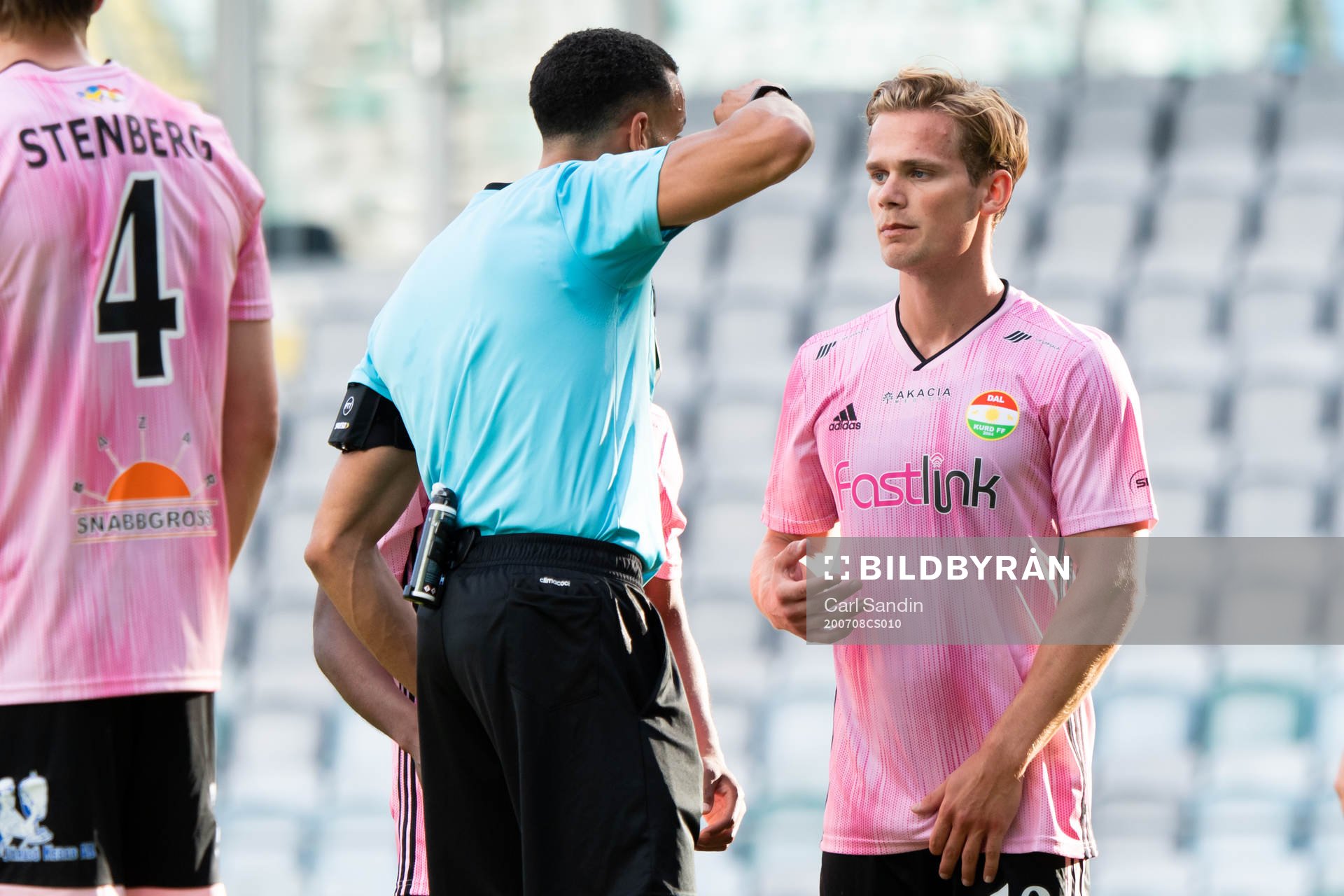Domare Farouk Nehdi pratar med Dalkurds Hampus Finndell efter att han dömt straff för GAIS under fotbollsmatchen i Superettan mellan GAIS och Dalkurd den 8 juli 2020 i Göteborg.