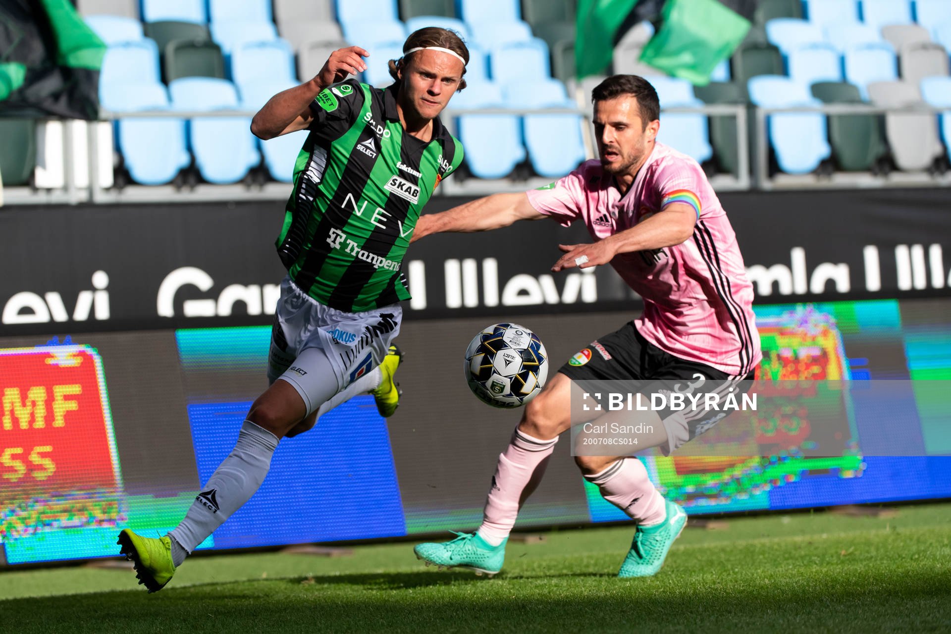 GAIS Fredrik Martinsson och Dalkurds Kadir Hodzic under fotbollsmatchen i Superettan  mellan GAIS och Dalkurd den 8 juli 2020 i Göteborg.