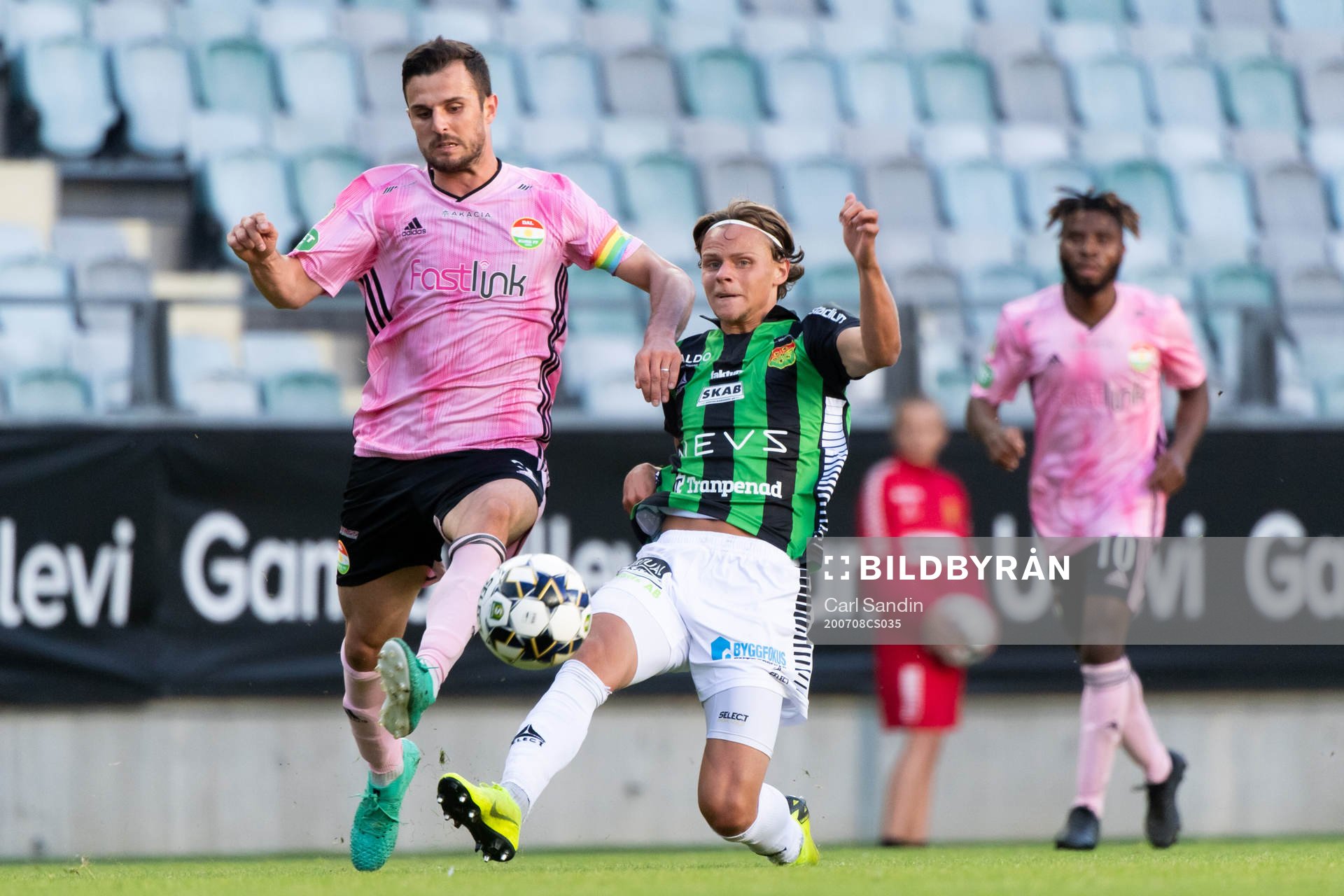 Dalkurds Kadir Hodzic i kamp med GAIS Fredrik Martinsson under fotbollsmatchen i Superettan  mellan GAIS och Dalkurd den 8 juli 2020 i Göteborg.
