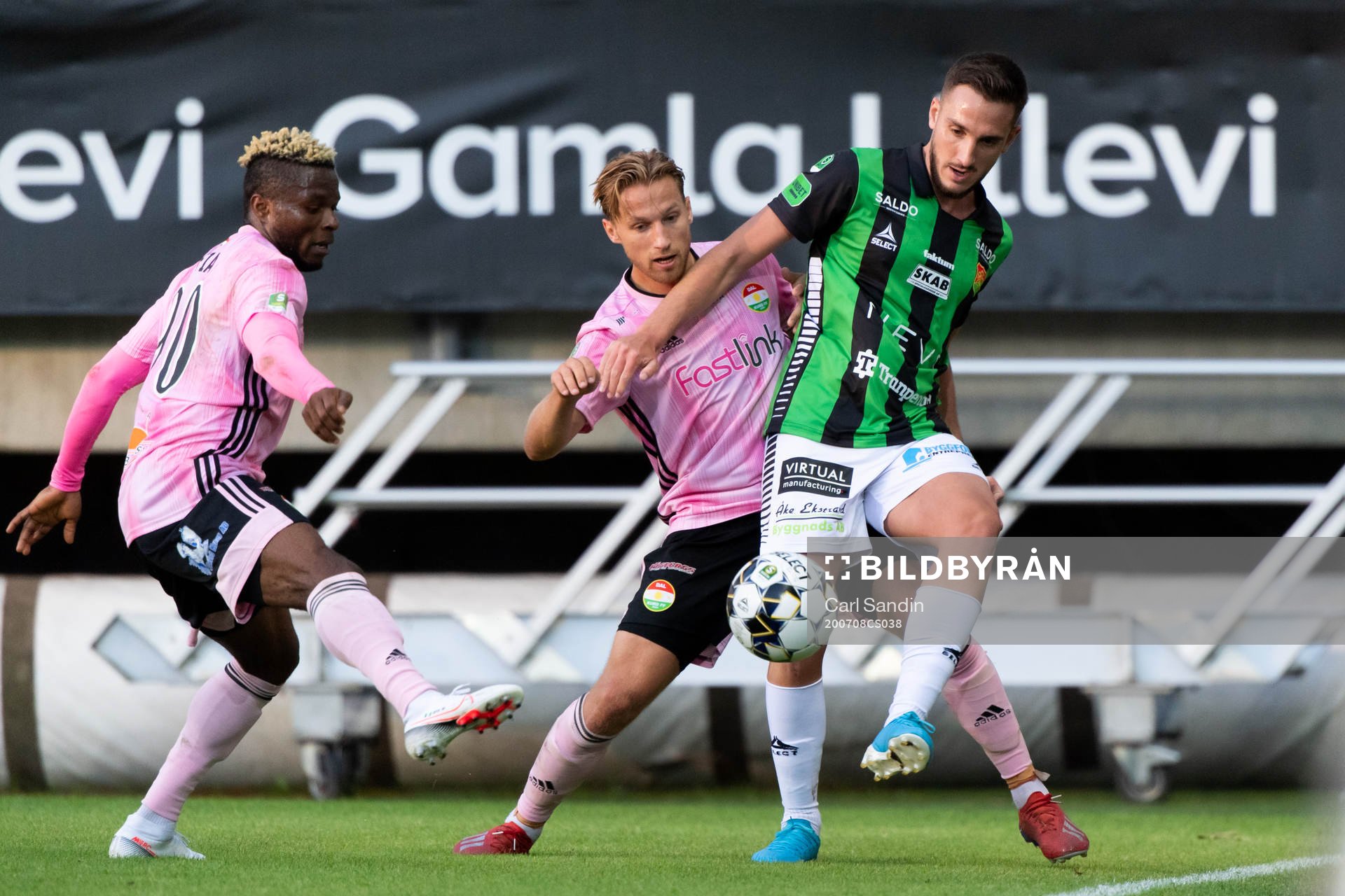 Dalkurds Henry Offia och Daniel Stensson i kamp med GAIS Haris Cirak under fotbollsmatchen i Superettan mellan GAIS och Dalkurd den 8 juli 2020 i Göteborg.
