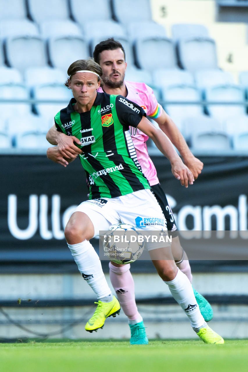 GAIS Fredrik Martinsson i kamp med Dalkurds Kadir Hodzic under fotbollsmatchen i Superettan  mellan GAIS och Dalkurd den 8 juli 2020 i Göteborg.