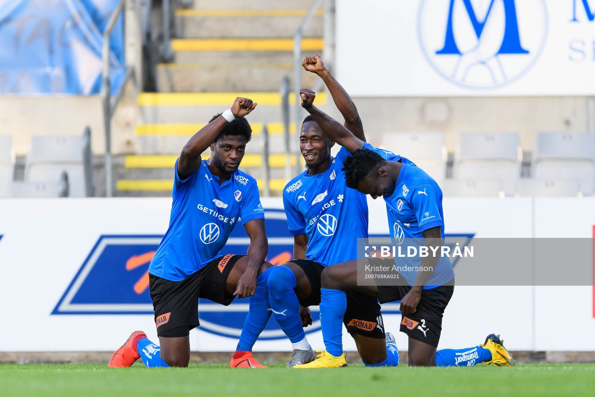 Halmstads Thomas Boakye (h) jublar med Joseph Baffo (v) och Sadat Karim (mitten) efter 2-0 och symboliserar Black Lives Matter under fotbollsmatchen i Superettan mellan Halmstad och Norrby den 8 juli 2020 i Halmstad.