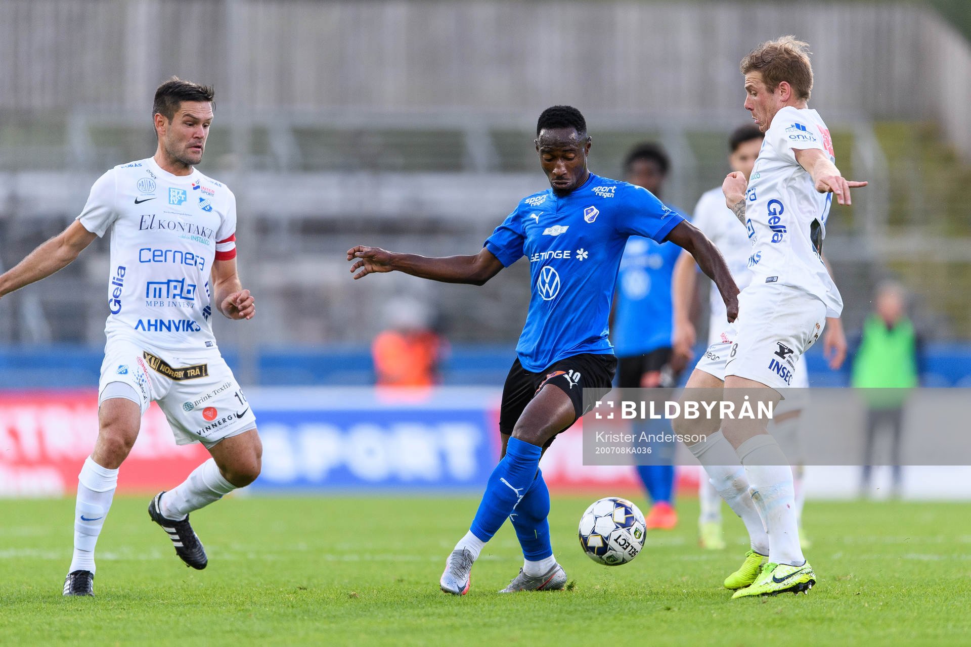 Norrbys Ivo Pekalski och Nicklas Savolainen i kamp med Halmstads Sadat Karim under fotbollsmatchen i Superettan mellan Halmstad och Norrby den 8 juli 2020 i Halmstad.