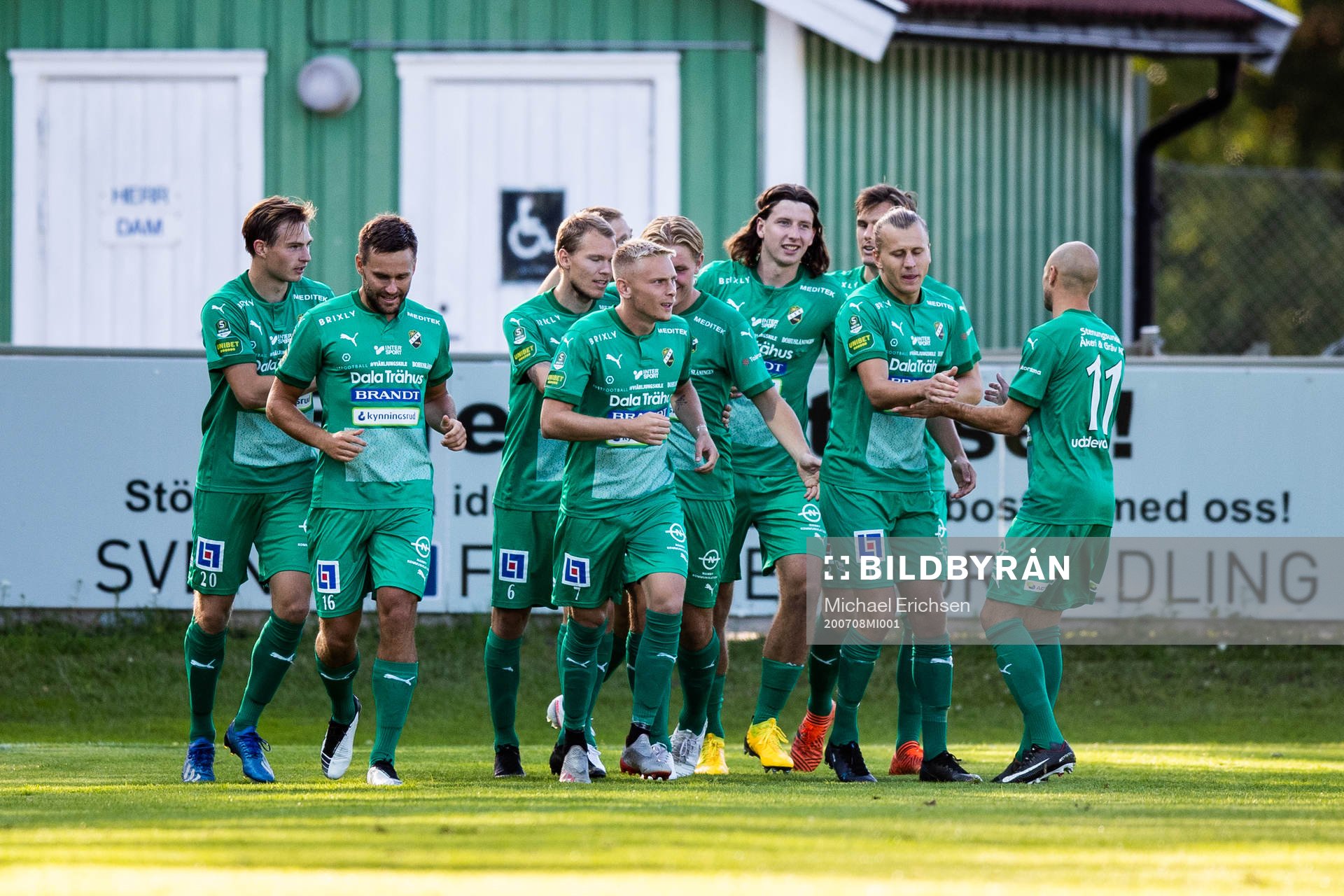 Ljungskiles Johan Brannefalk jublar med lagkamrater
