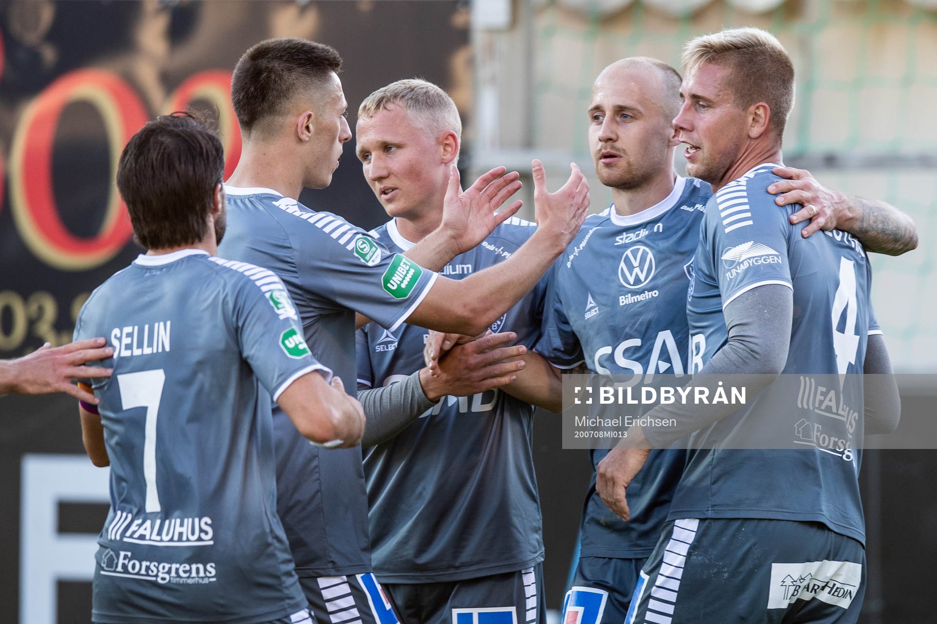Brages Anton Lundin jublar med lagkamrater efter 1-3 under fotbollsmatchen i Superettan mellan Ljungskile och Brage den 8 juli 2020 i Ljungskile.