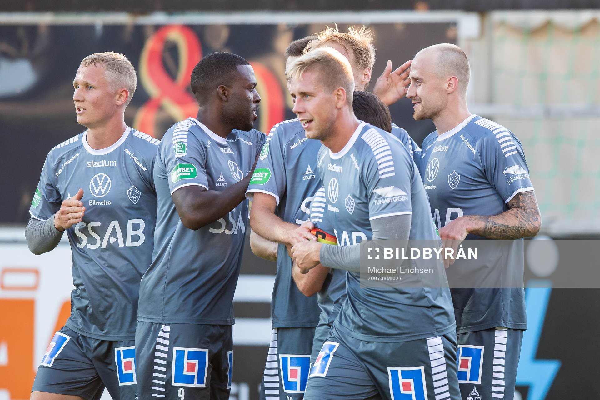 Brages Anton Lundin jublar med lagkamrater