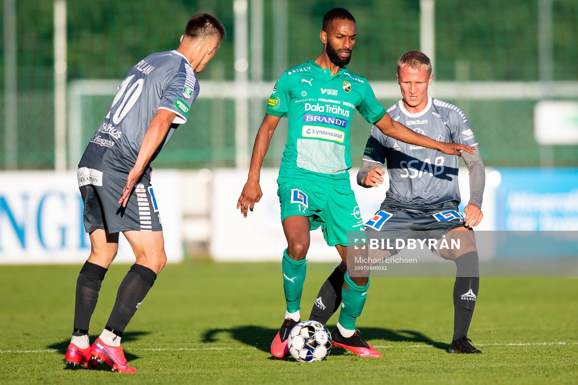 Ljungskiles Mirad Garza mellan Brages Leonard Pllana och