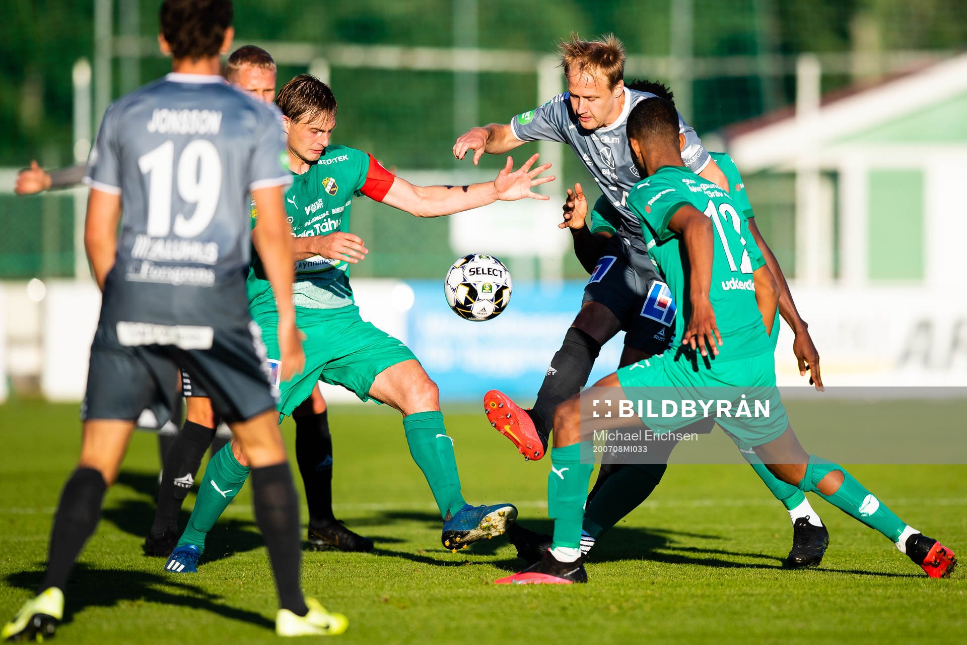 Brages Oscar Lundin mot Ljungskiles Linus Dahl och Mirad Garza under fotbollsmatchen i Superettan mellan Ljungskile och Brage den 8 juli 2020 i Ljungskile.