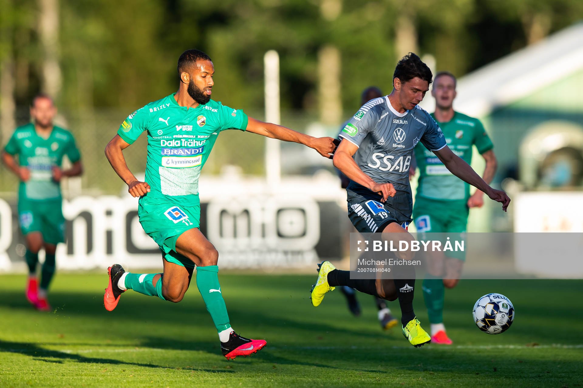 Ljungskiles Mirad Garza och Brages Pontus Jonsson under fotbollsmatchen i Superettan mellan Ljungskile och Brage den 8 juli 2020 i Ljungskile.