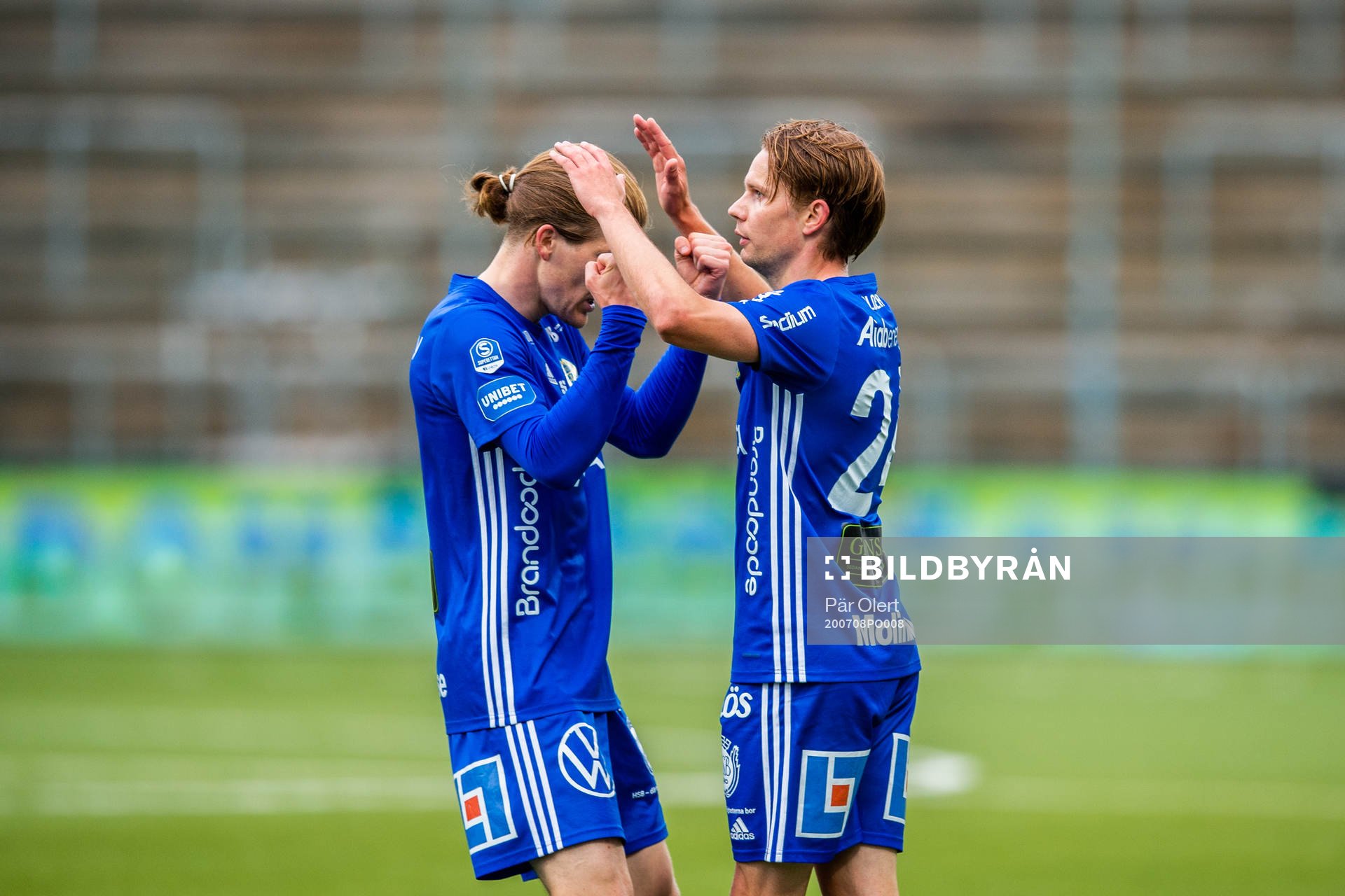 Sundsvalls Johan Blomberg (h) jublar med Oliver Berg