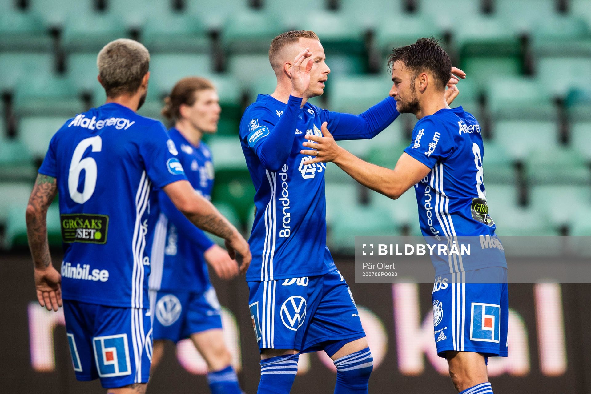 Sundsvalls Pontus Silfwer (h) jublar med lagkamrater