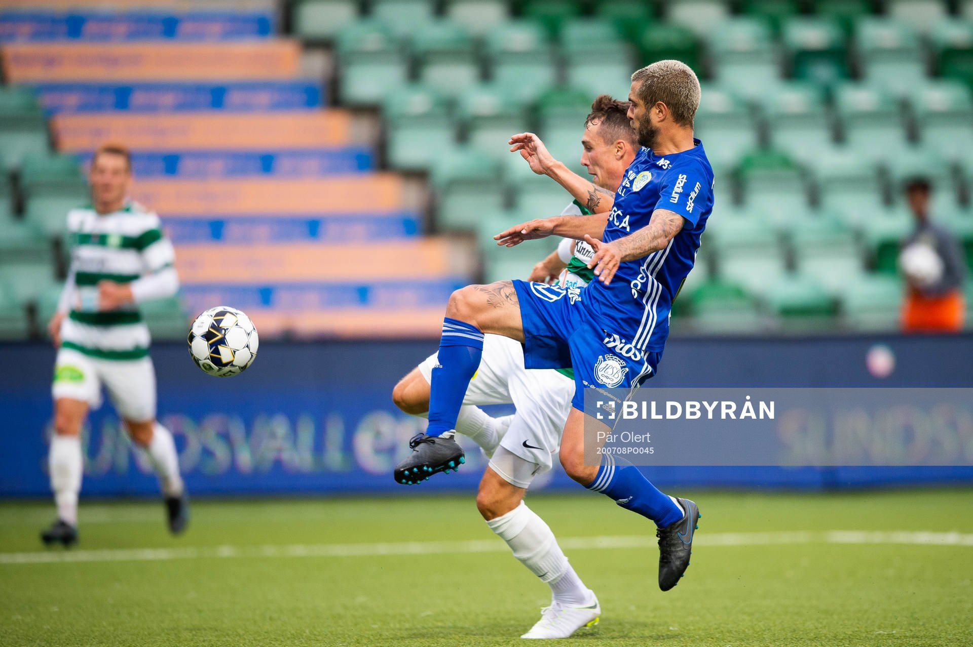 Sundsvalls Juan José Ciercoles Sagra och Västerås Filip Tronet under fotbollsmatchen i Superettan mellan GIF Sundsvall och Västerås SK den 8 juli 2020 i Sundsvall.