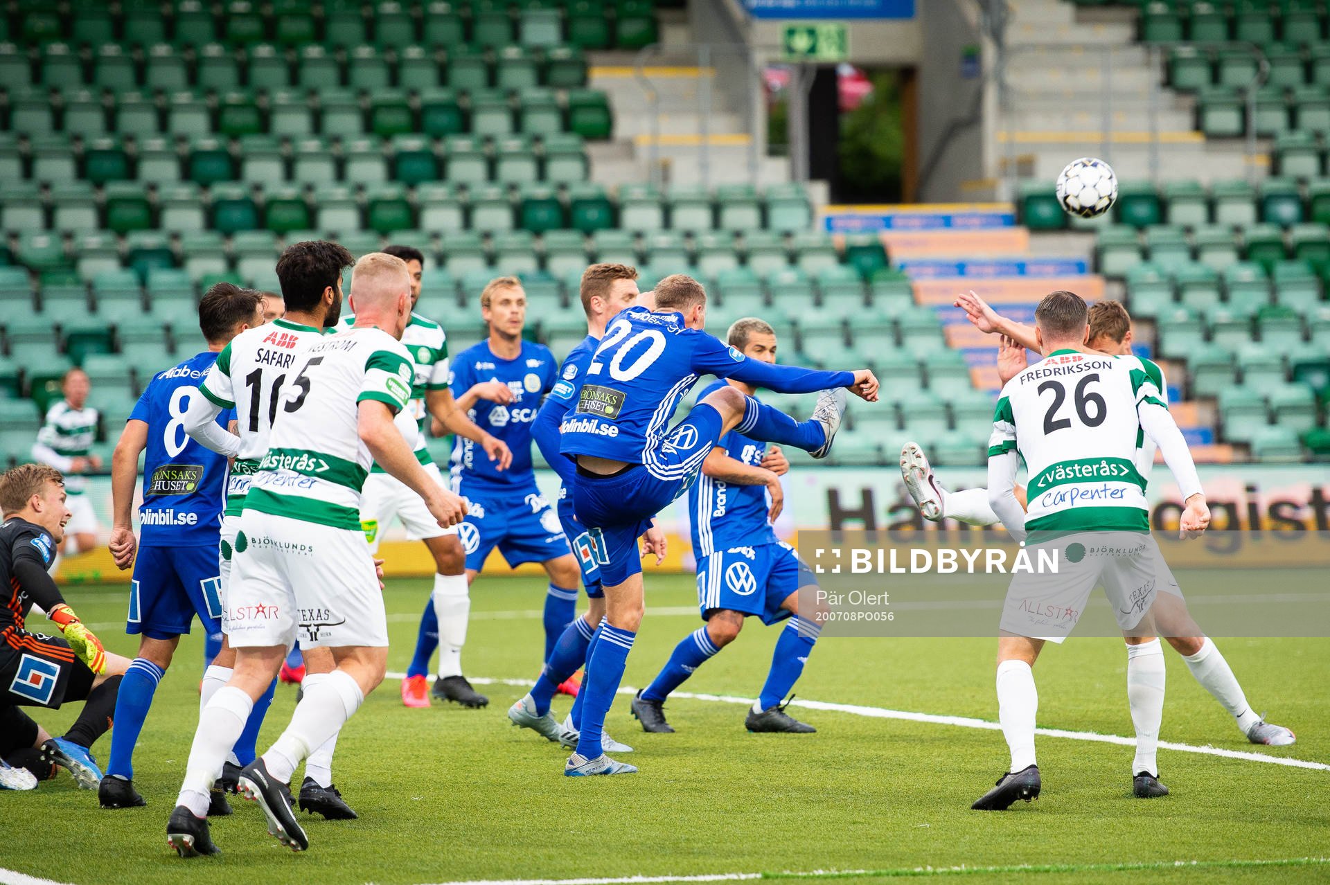 Sundsvalls Niklas Dahlström rensar bort en hörna