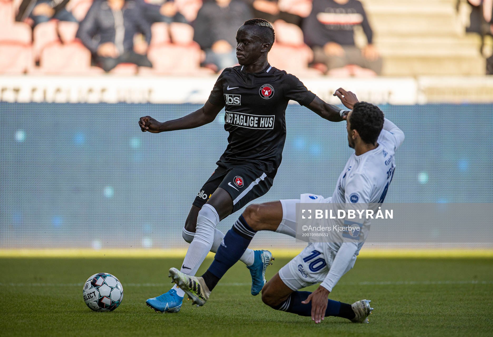 [DK=20200709: Carlos Zeca (10), FC København, tackler Awer