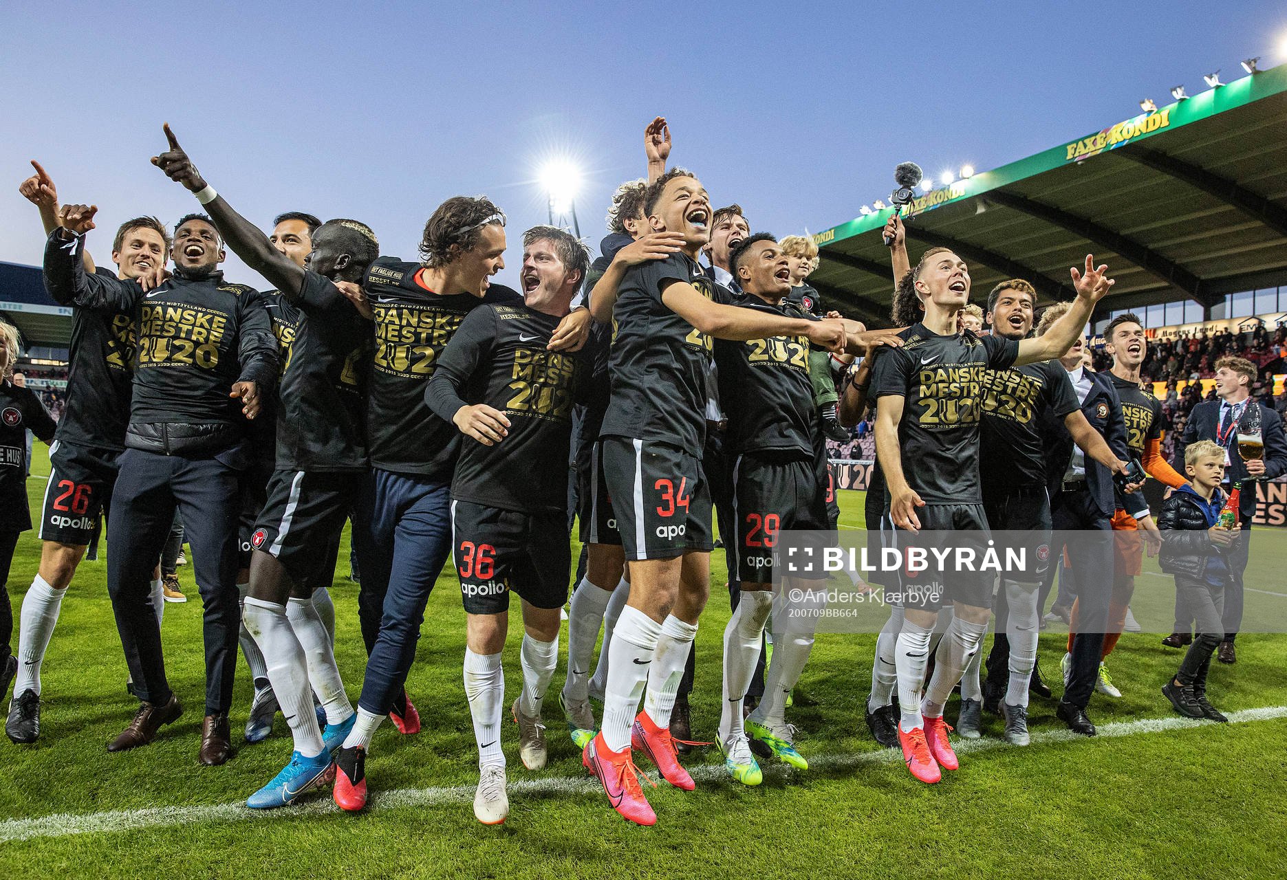 [DK=20200709: Spillerne fra FC Midtjylland fejrer det