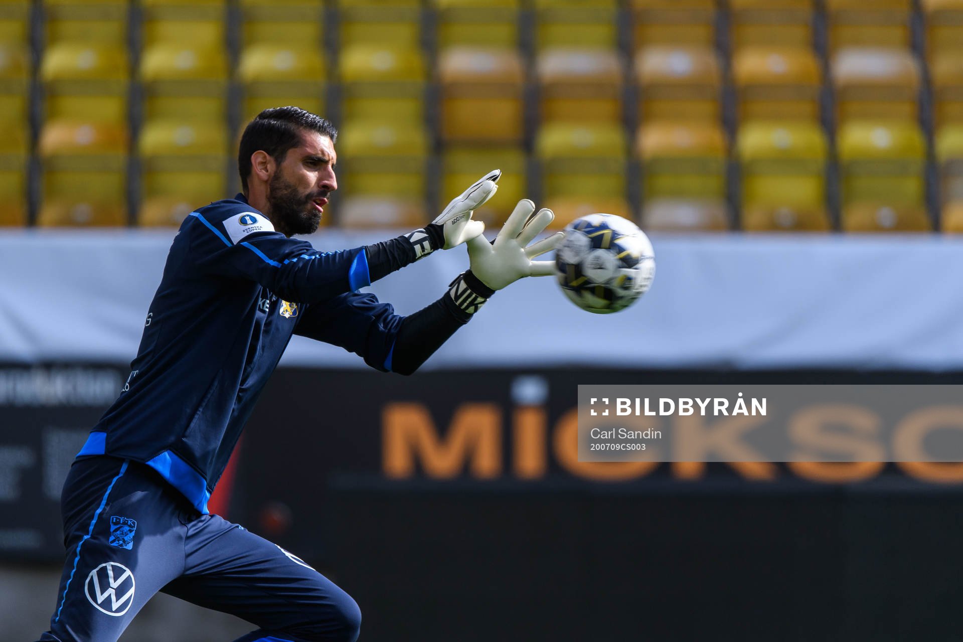 IFK Göteborgs målvakt Ioannis Anestis värmer upp