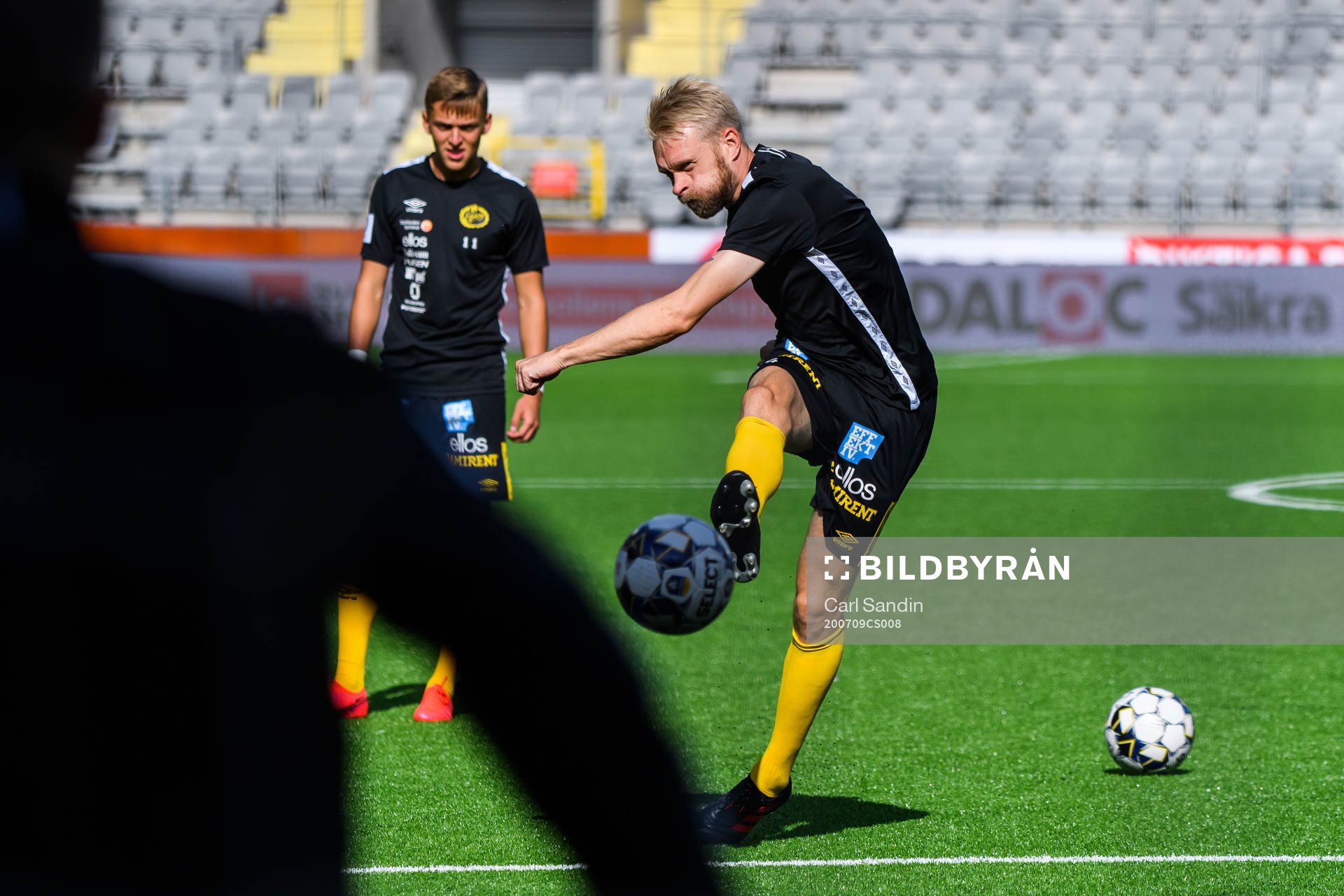 Elfsborgs Johan Larsson värmer upp