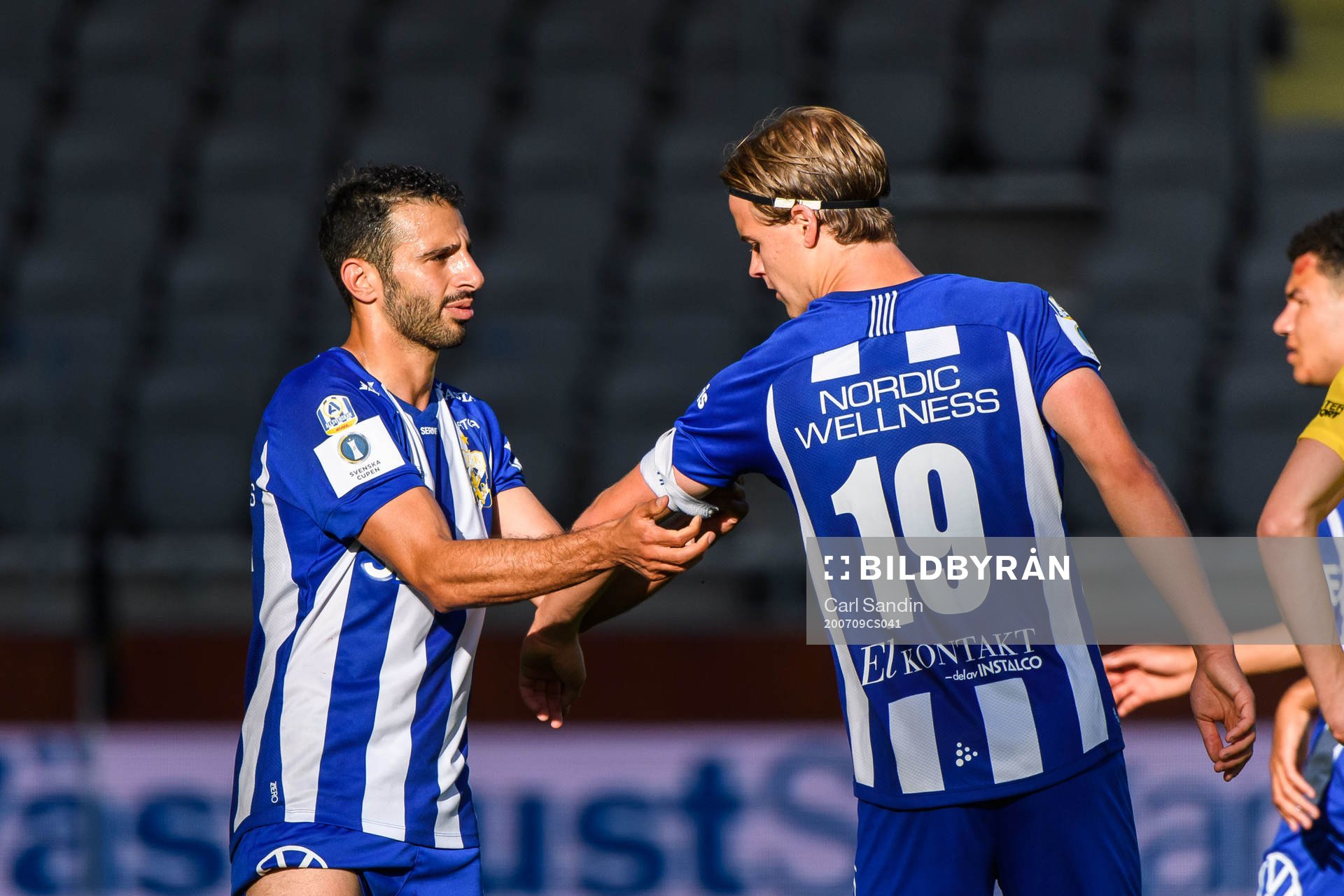 IFK Göteborgs André Calisir ger August Erlingmark