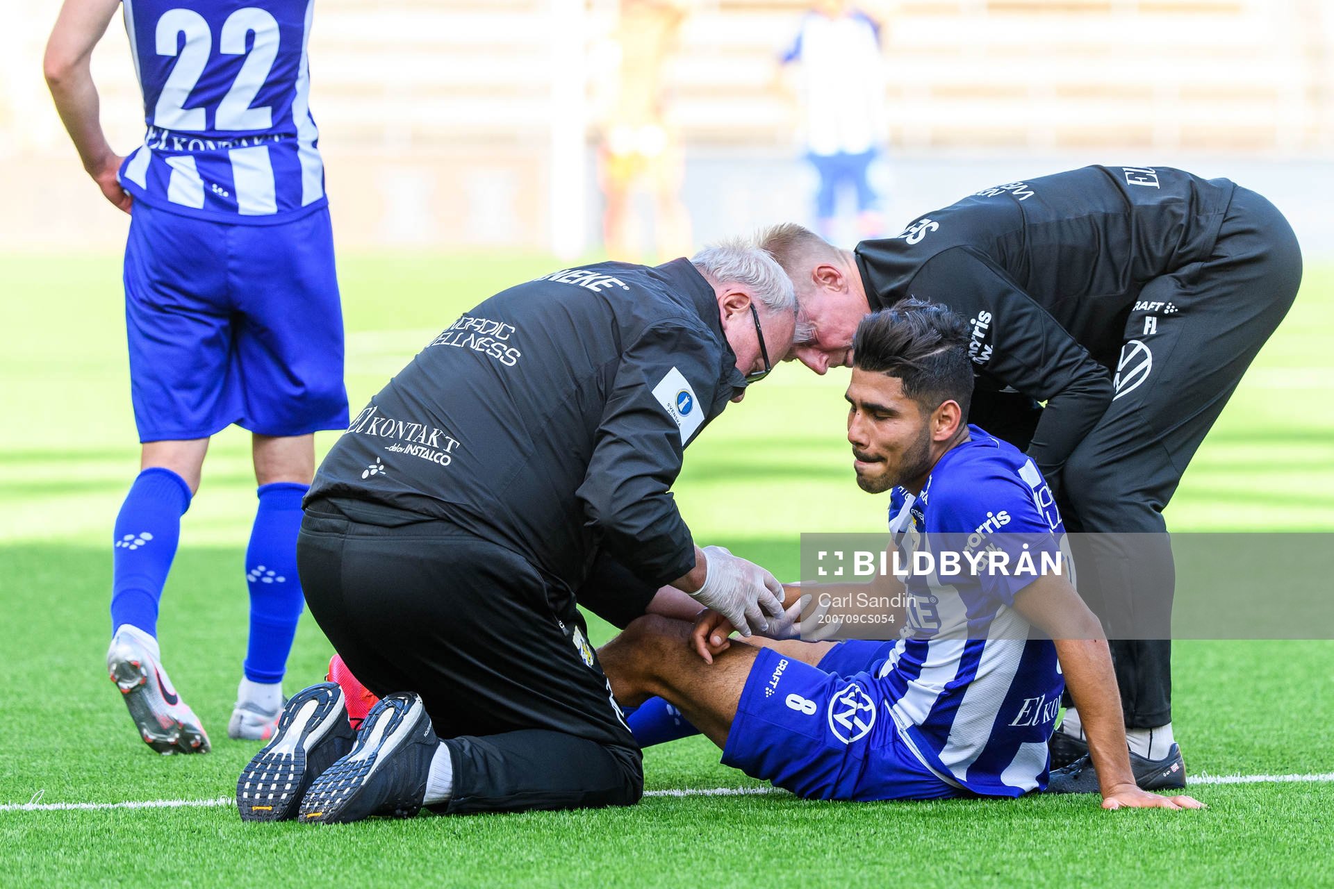 IFK Göteborgs Hosam Aiesh har ont och får vård