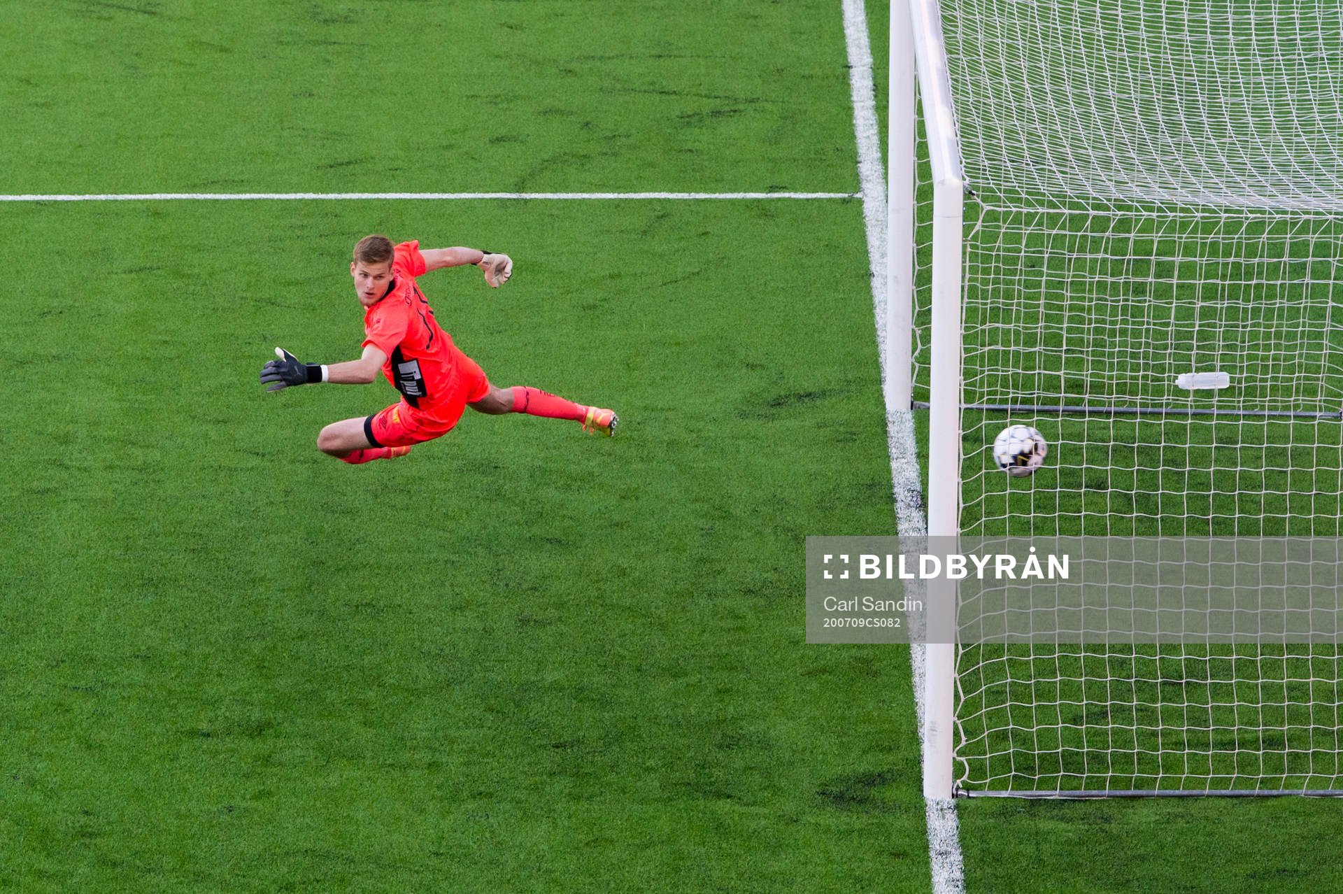 Bollen går i mål till 0-1 bakom Elfsborgs målvakt Tim