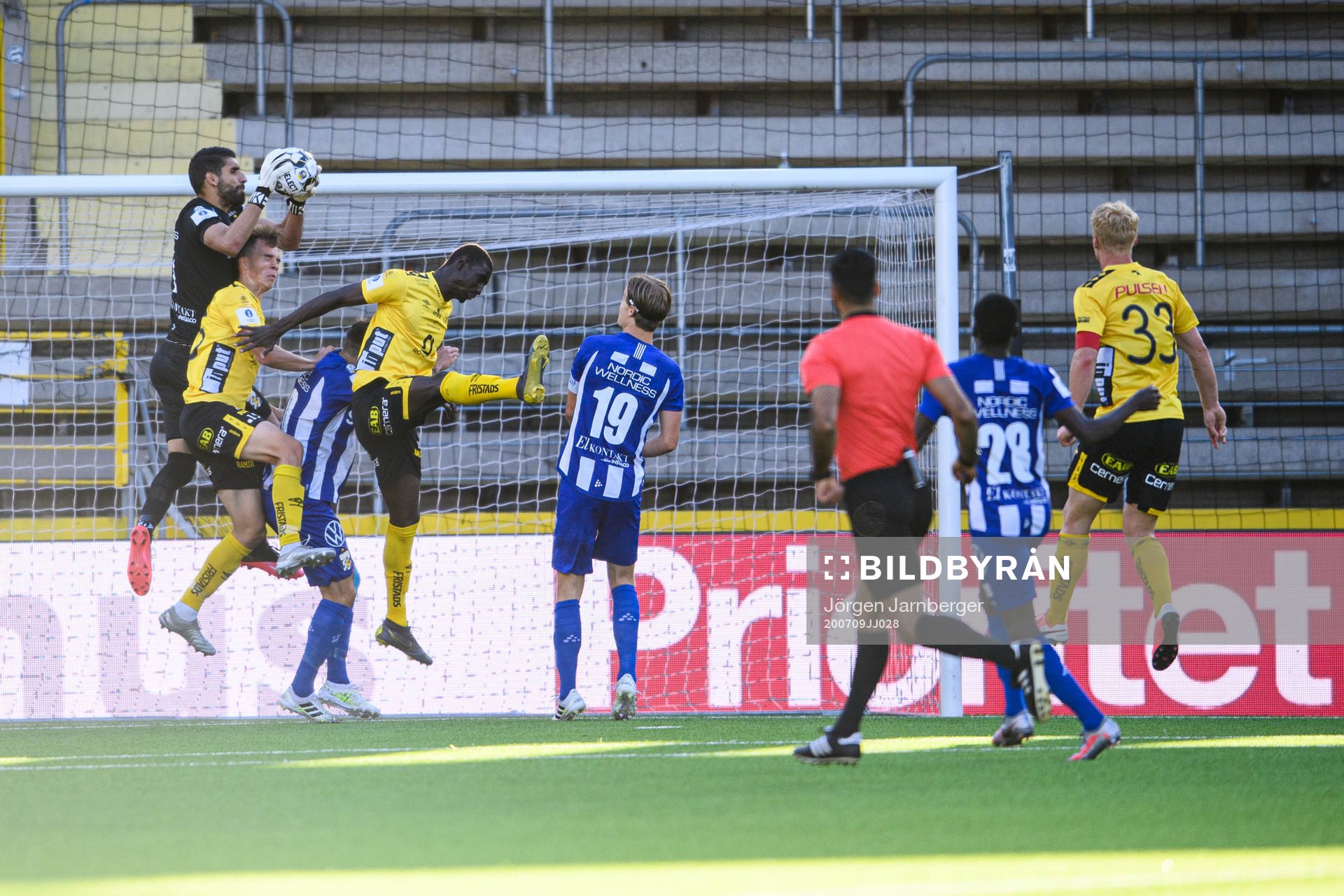 IFK Göteborgs målvakt Ioannis Anestis tar ner bollen