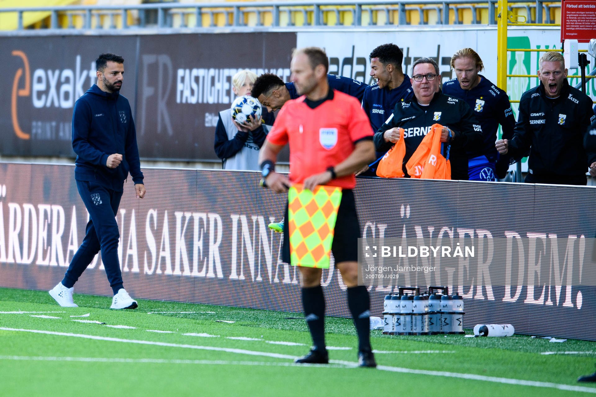IFK Göteborgs tränare Poya Asbaghi jublar