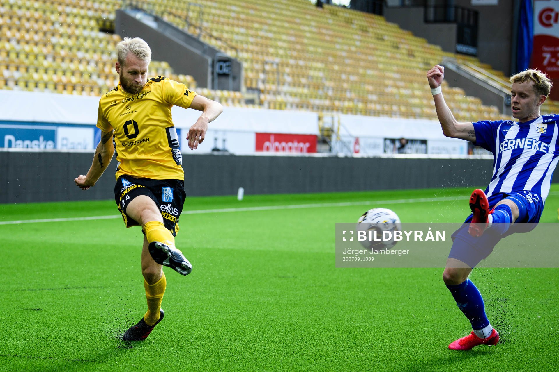 Elfsborgs Johan Larsson och IFK Göteborgs Victor Wernersson