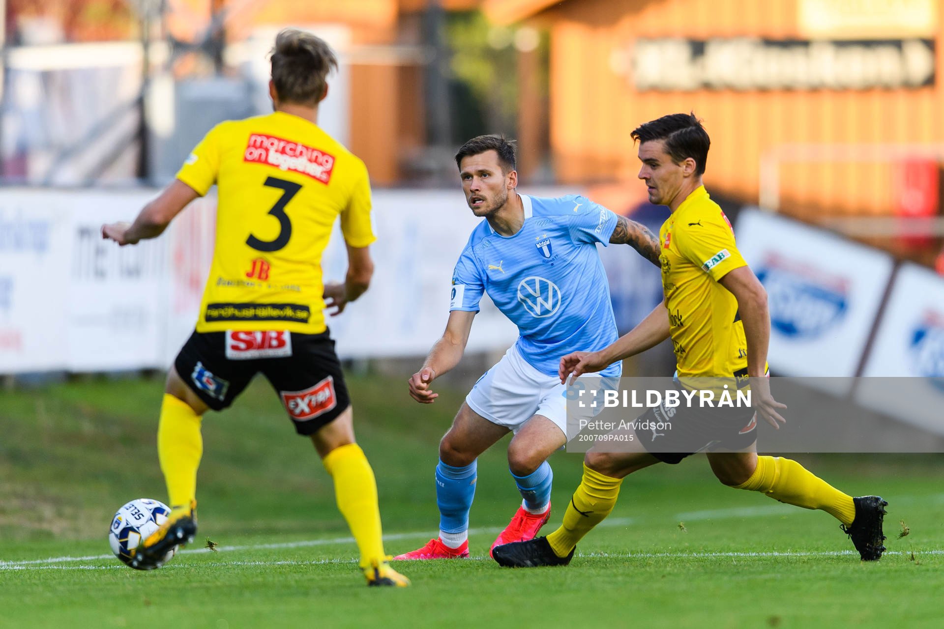 Malmö FFs Arnór Traustason och Mjällbys Besard Sabovic