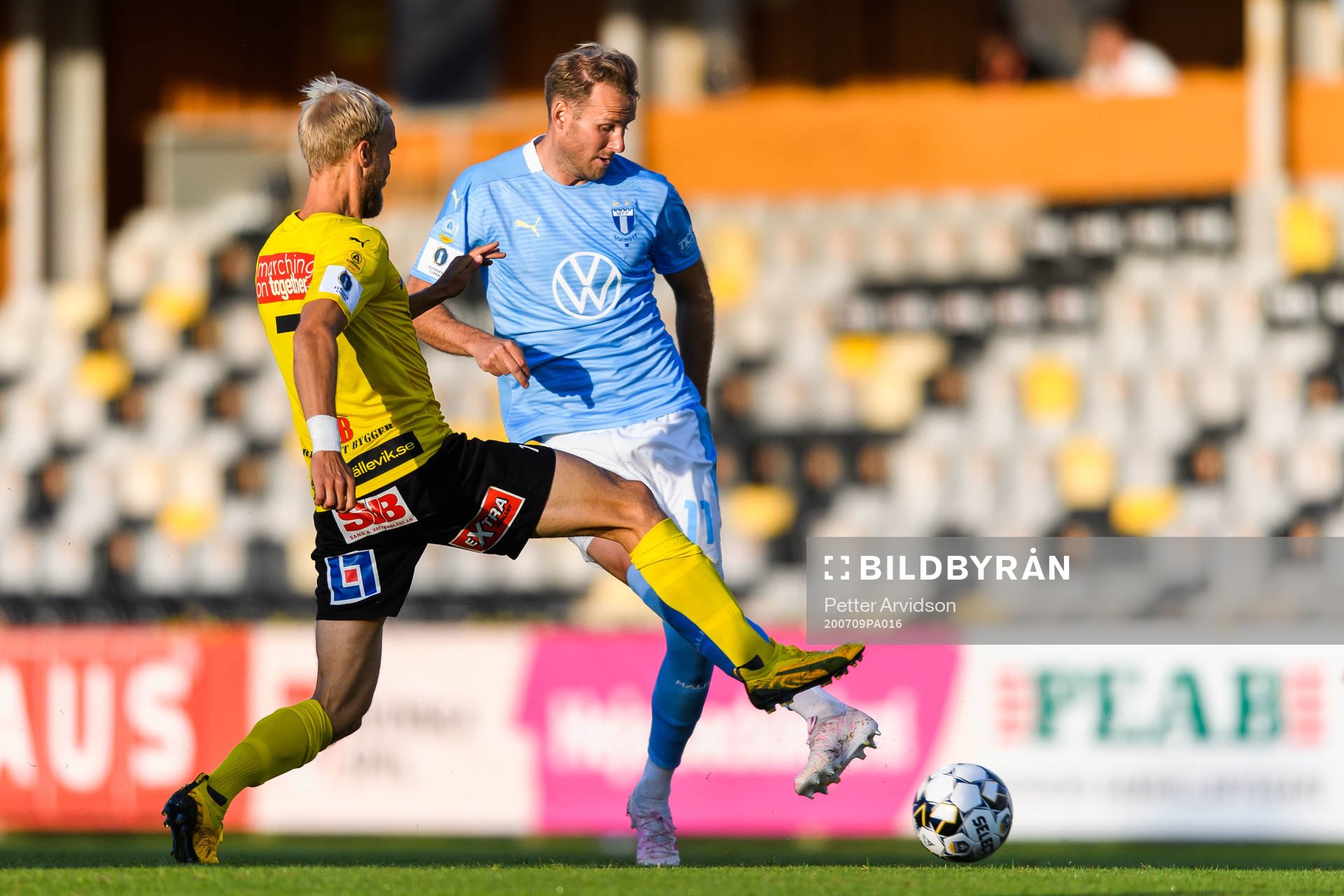 Mjällbys Viktor Gustafson och Malmö FFs Ola Toivonen