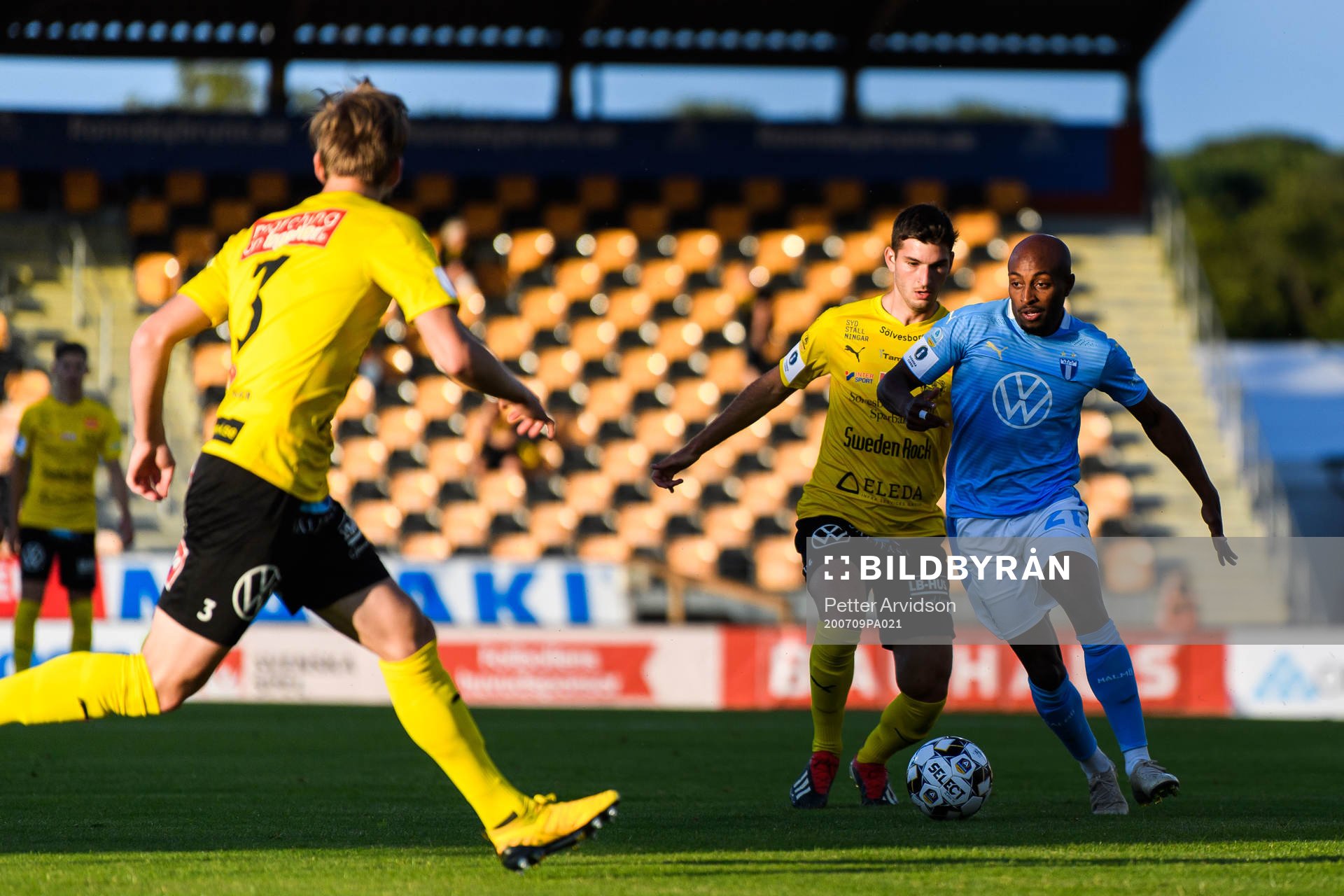 Mjällbys Besard Sabovic och Malmö FFs Fouad Bachirou