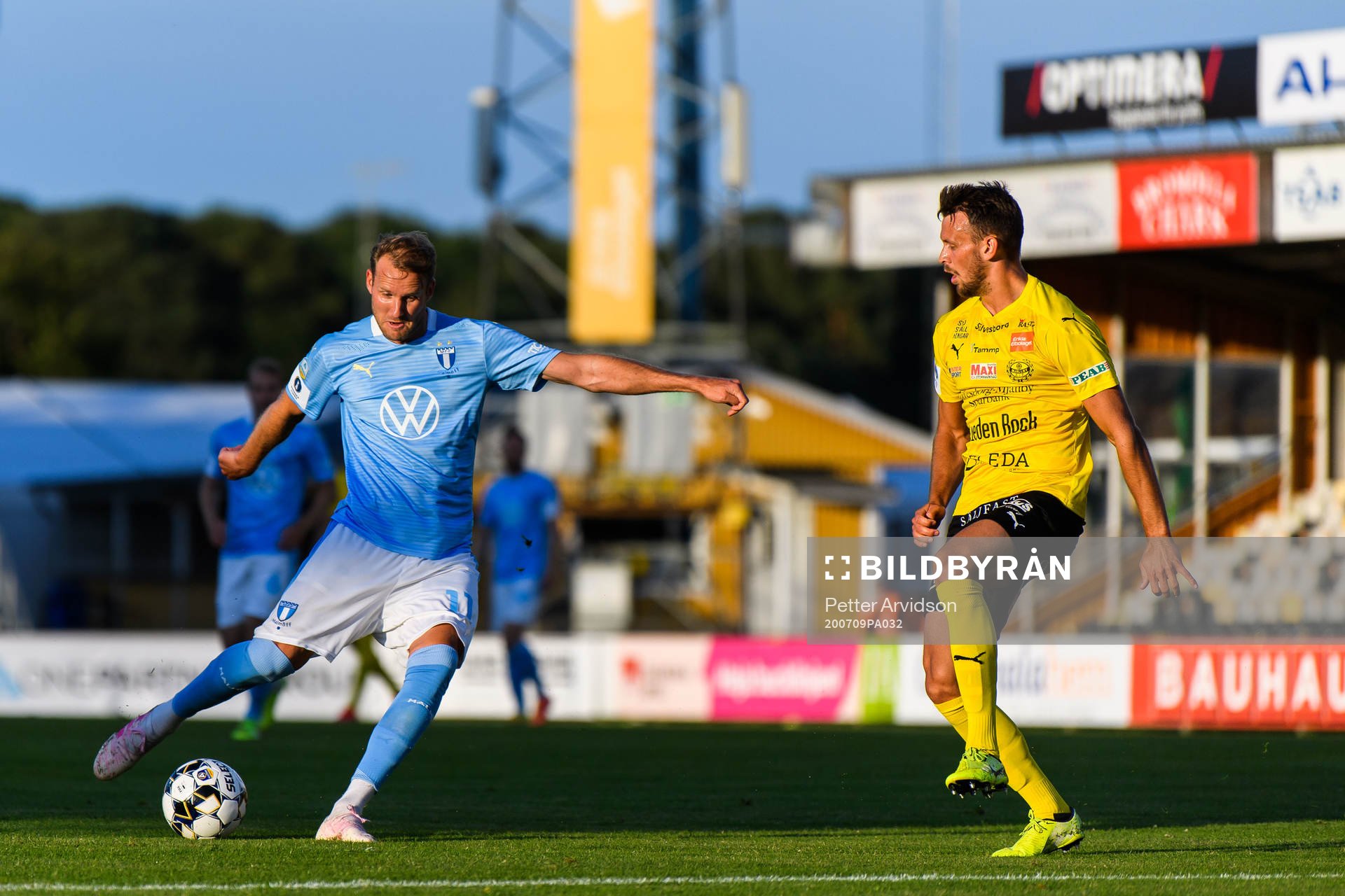 Malmö FFs Ola Toivonen och Mjällbys Max Watson