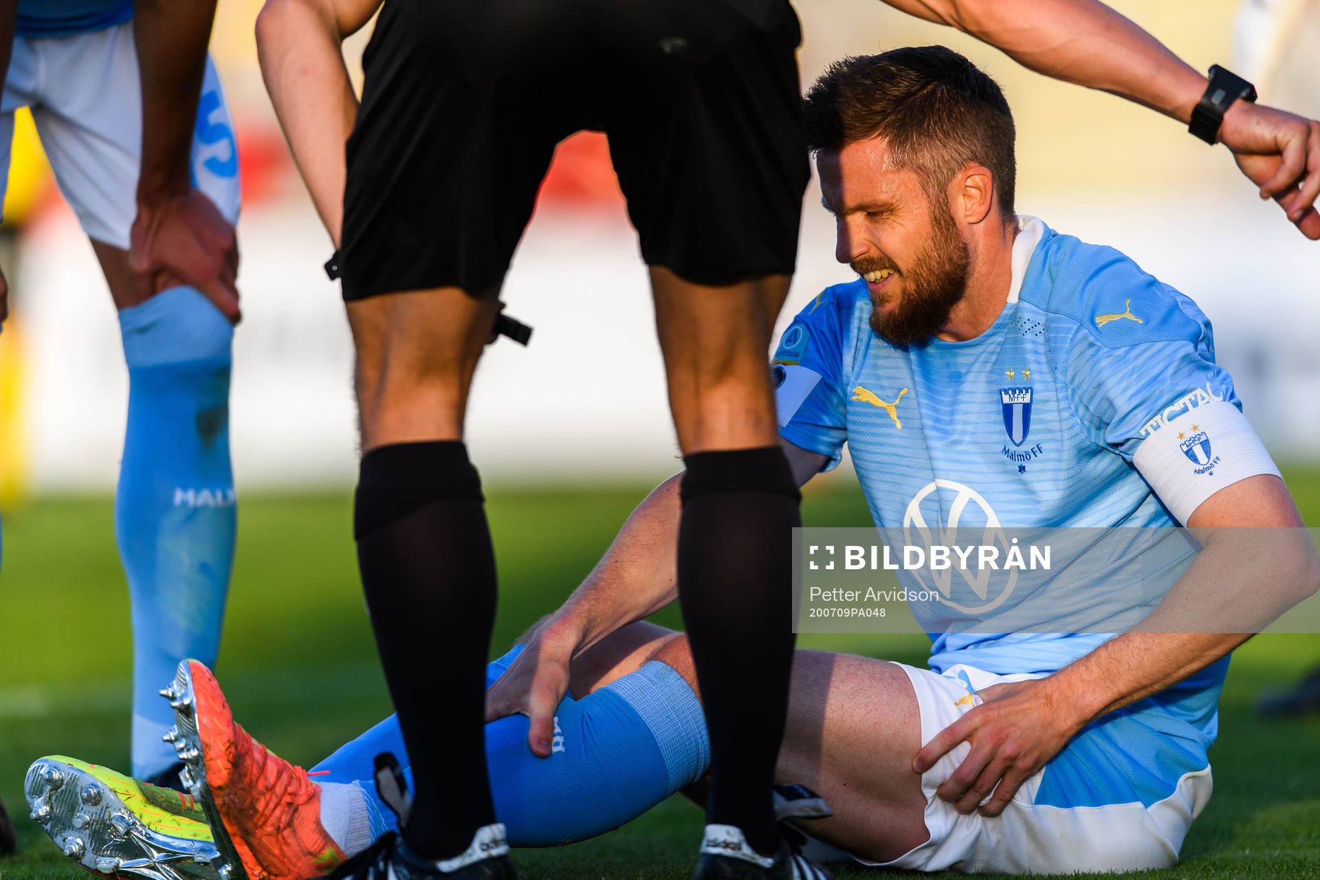 Malmö FFs Lasse Nielsen har ont och tar sig för benet
