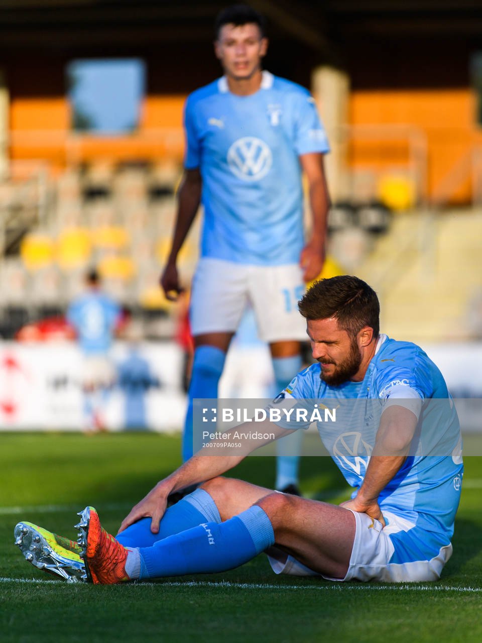 Malmö FFs Lasse Nielsen har ont och tar sig för benet