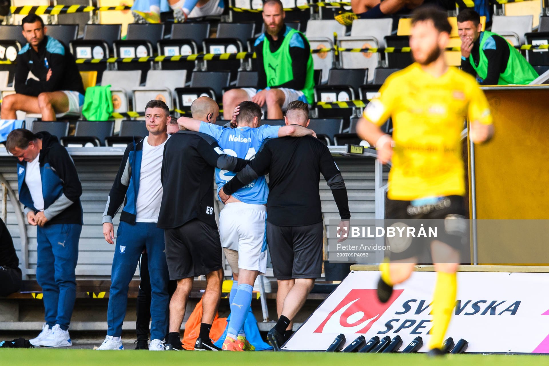 Malmö FFs tränare Jon Dahl Tomasson klappar om Lasse