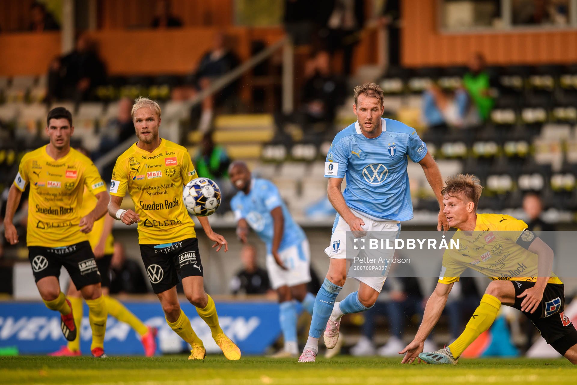Mjällbys Viktor Gustafson och Eric Björkander mot Malmö