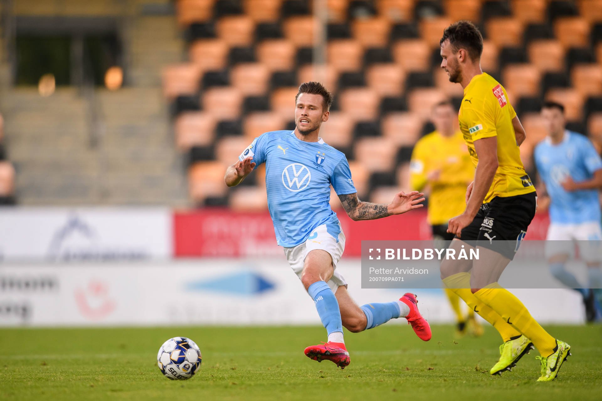 Malmö FFs Arnór Traustason och Mjällbys Max Watson