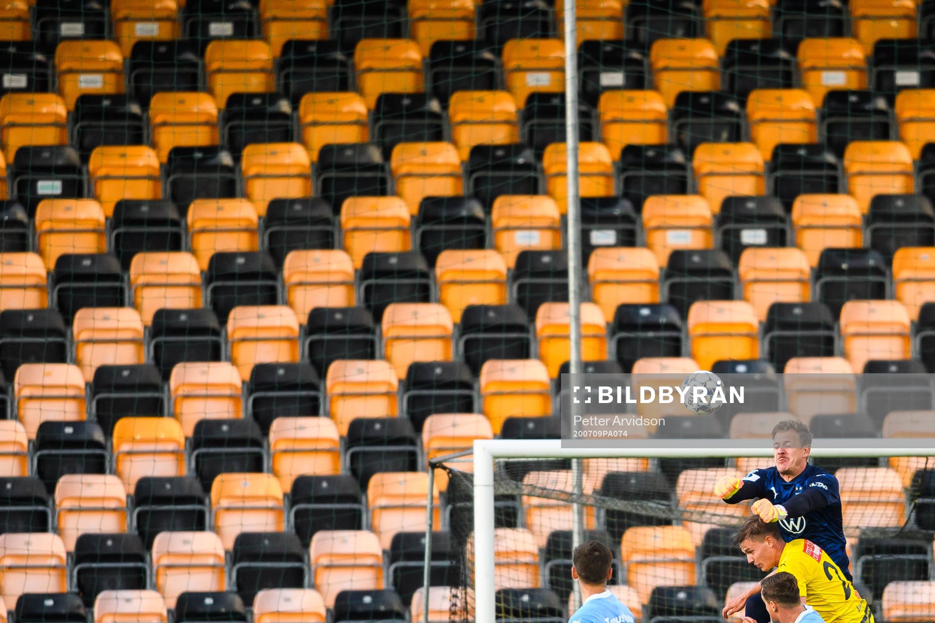 Malmö FFs målvakt Johan Dahlin och Mjällbys Taylor