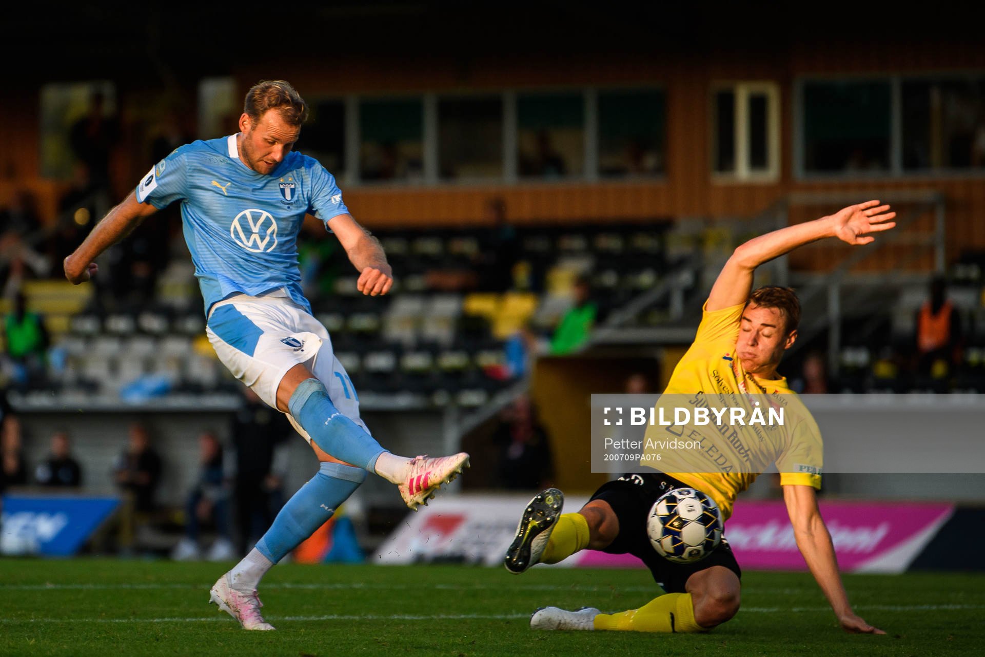 Malmö FFs Ola Toivonen och Mjällbys Jesper Löfgren