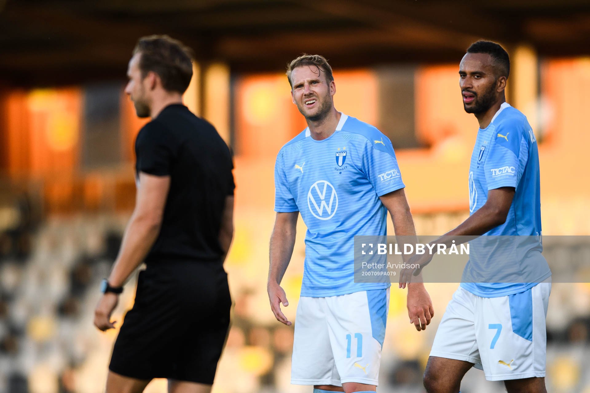 Malmö FFs Ola Toivonen och Isaac Kiese Thelin kollar på