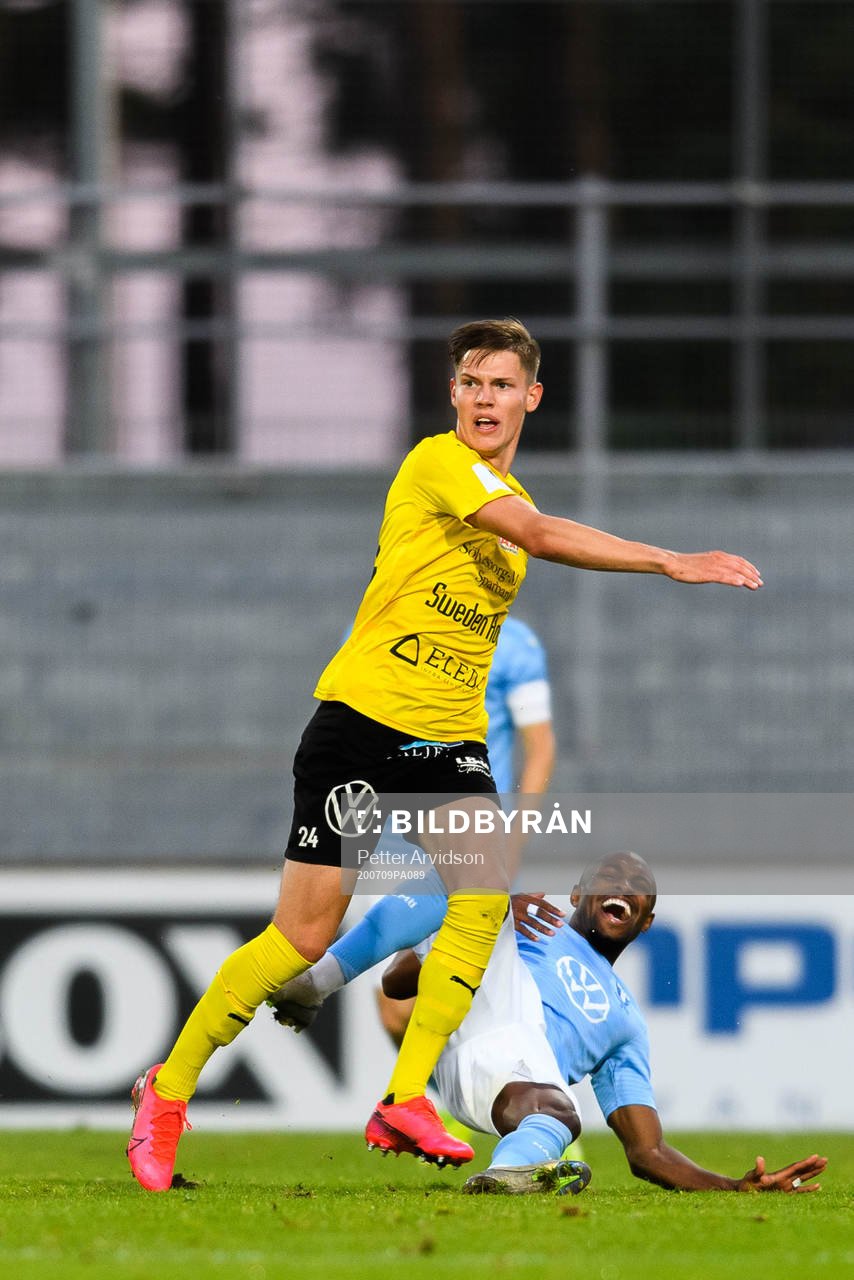 Malmö FFs Fouad Bachirou och Mjällbys Taylor Silverholt