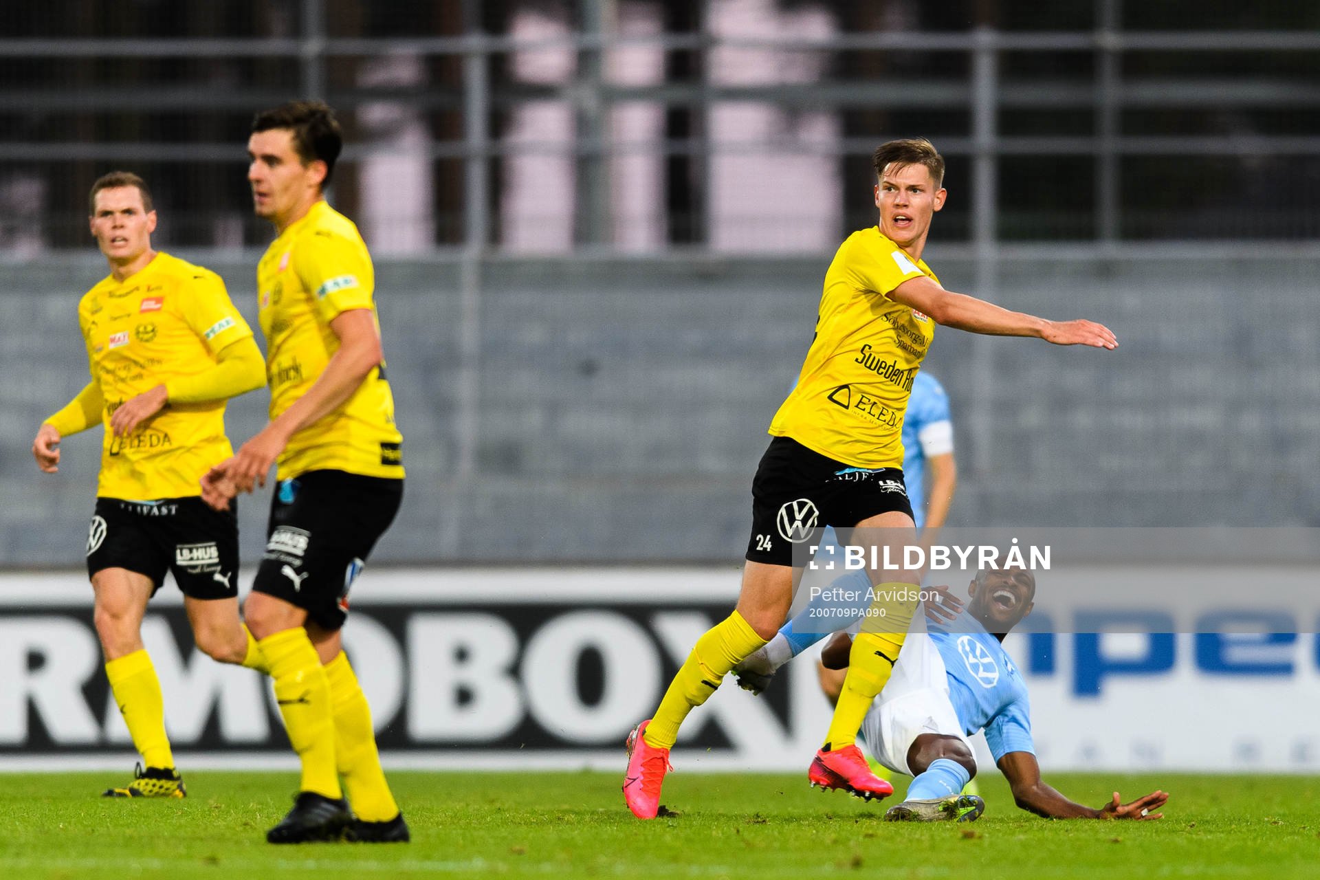 Malmö FFs Fouad Bachirou och Mjällbys Taylor Silverholt