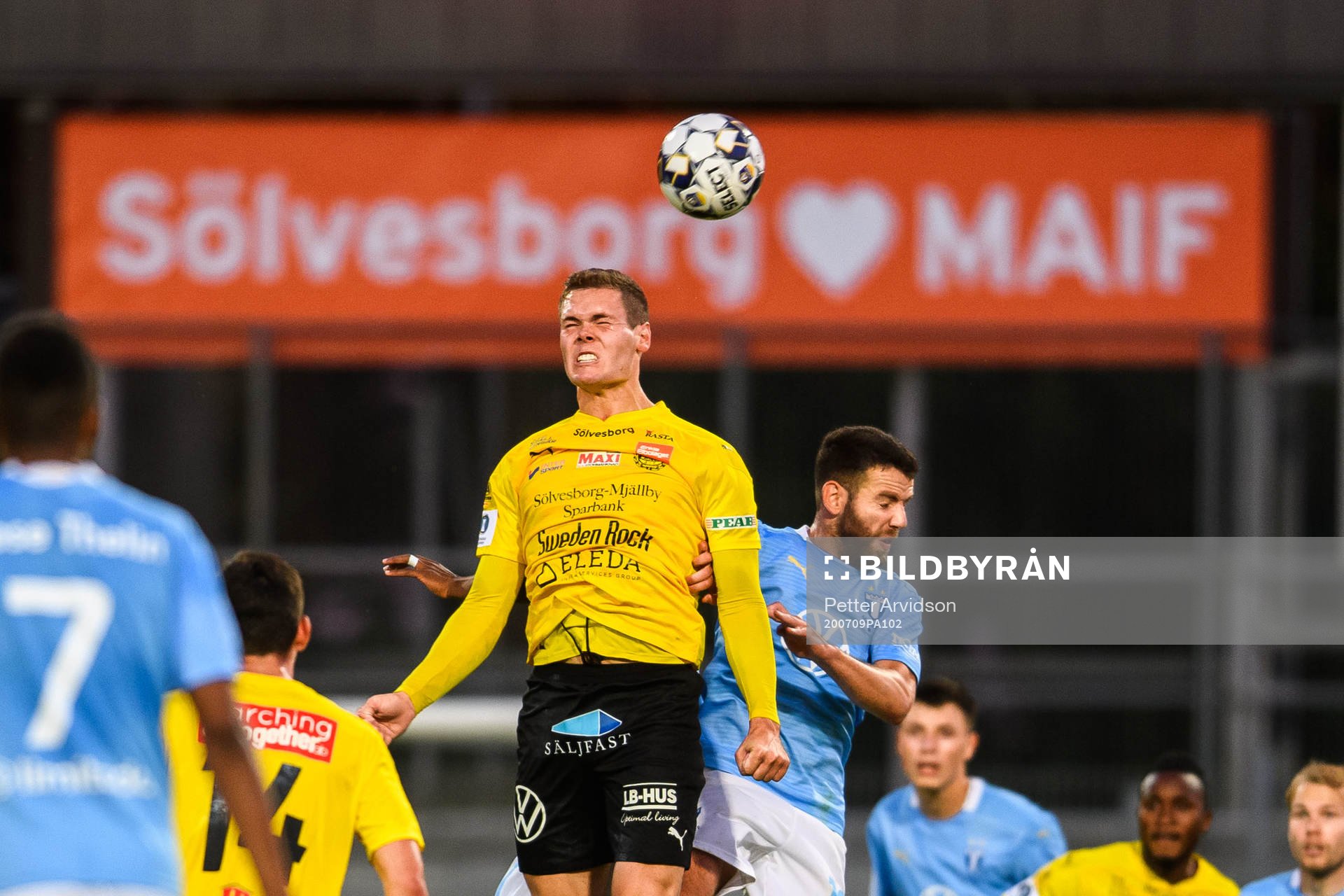 Mjällbys Jacob Bergström och Malmö FFs Erdal Rakip