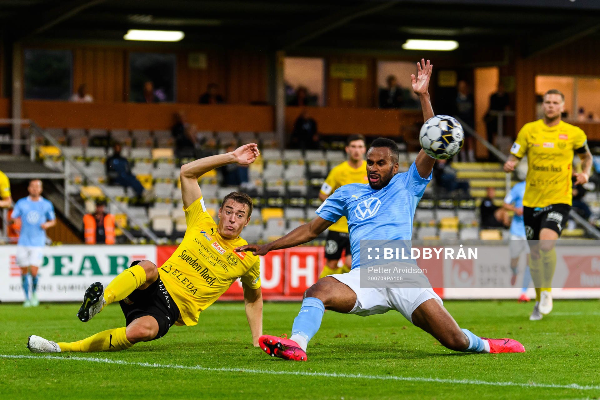 Mjällbys Jesper Löfgren och Malmö FFs Isaac Kiese Thelin